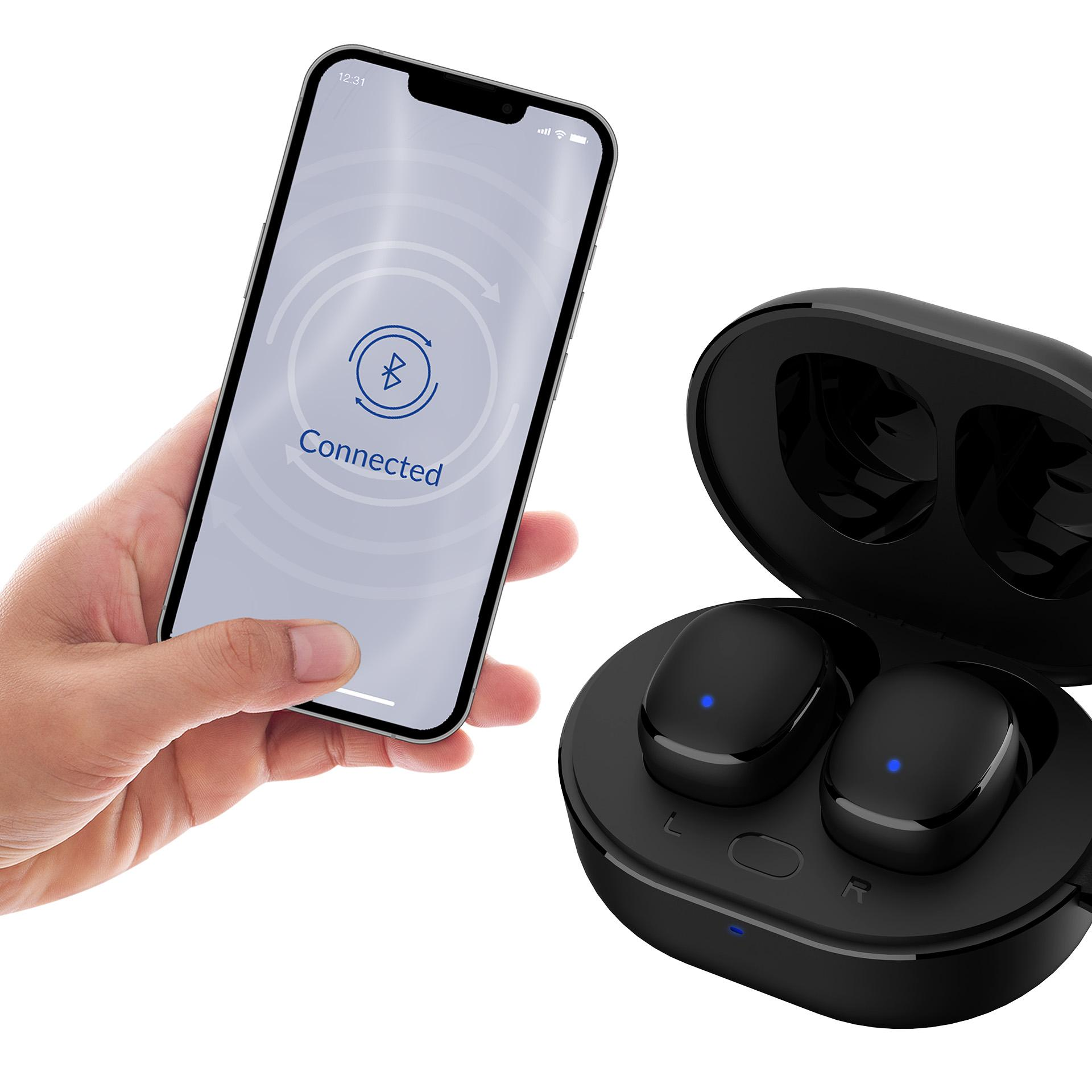 Una mano tiene un telefono con simbolo Bluetooth blu e 'Connesso'. Accanto, auricolari neri in una custodia.