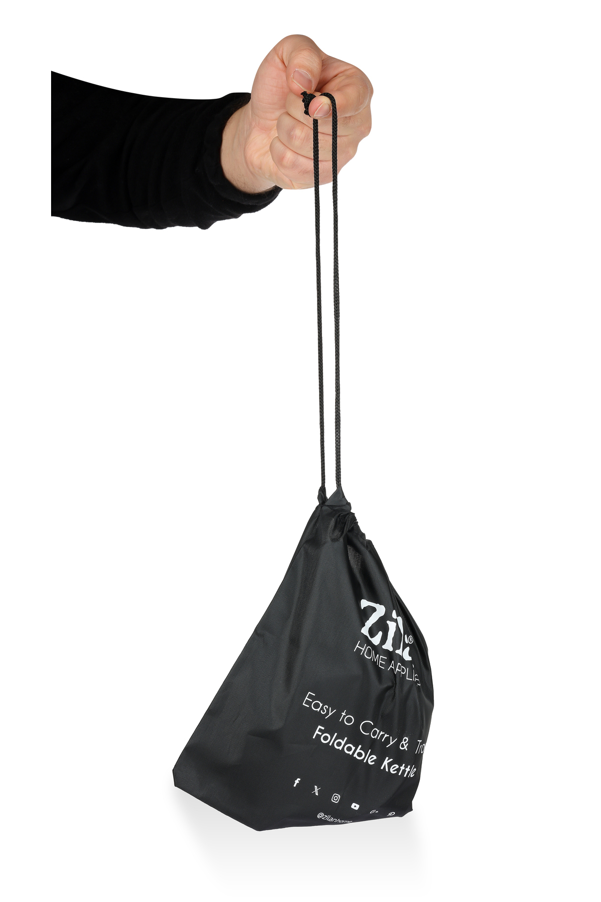 Hand hält schwarzen Beutel mit Aufschrift: Easy to Carry & Foldable Kettle.