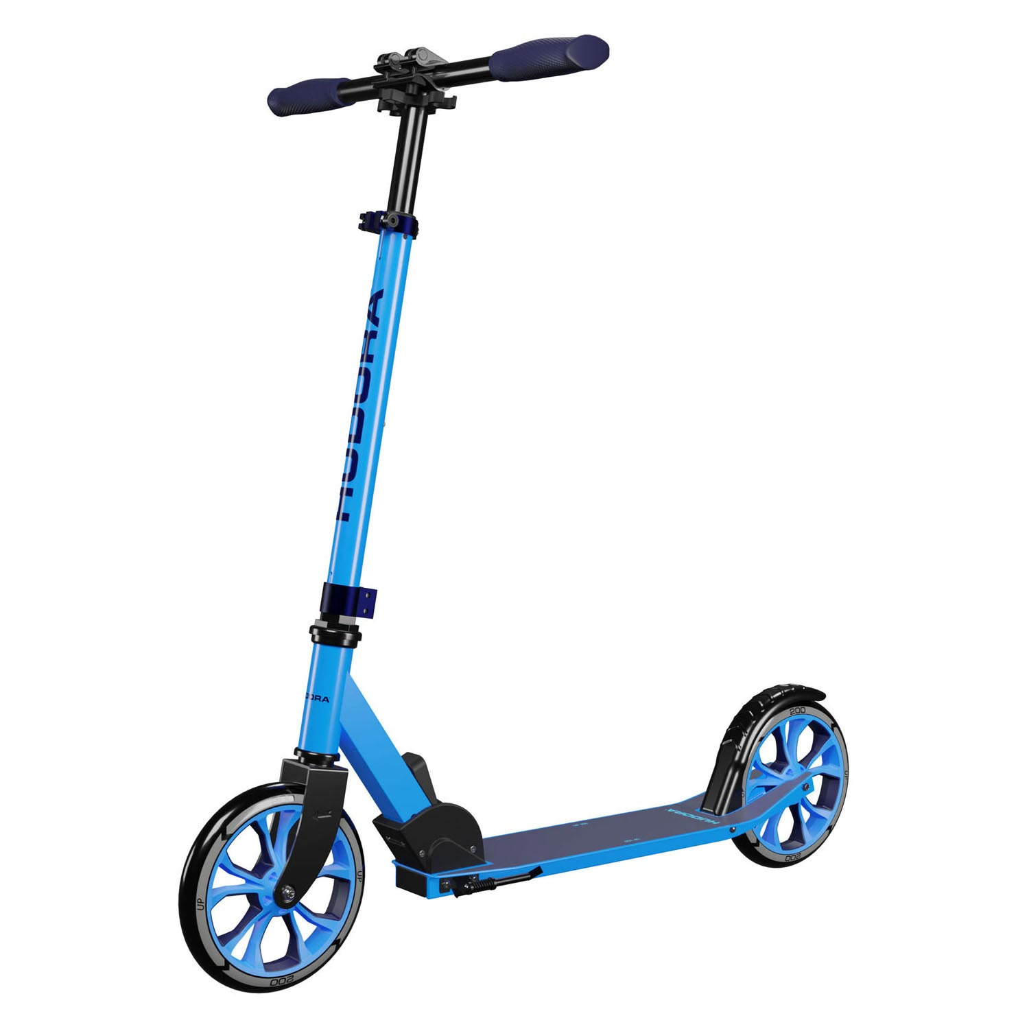 Ein blauer Roller mit dunklen Griffen und Rädern, auf weißem Hintergrund.