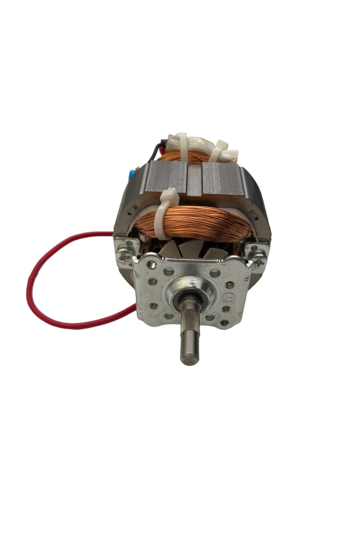 Bakır sargılı, metal kasalı ve kırmızı kablo bağlantılı bir motor.