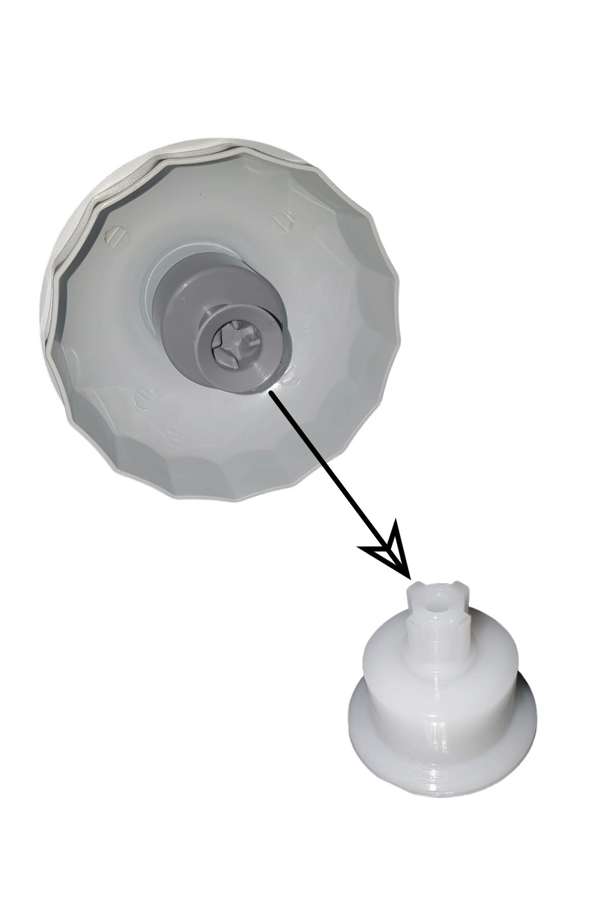 Gri ek parçalı beyaz plastik kapak ve ayrı beyaz konektöre işaret eden ok.