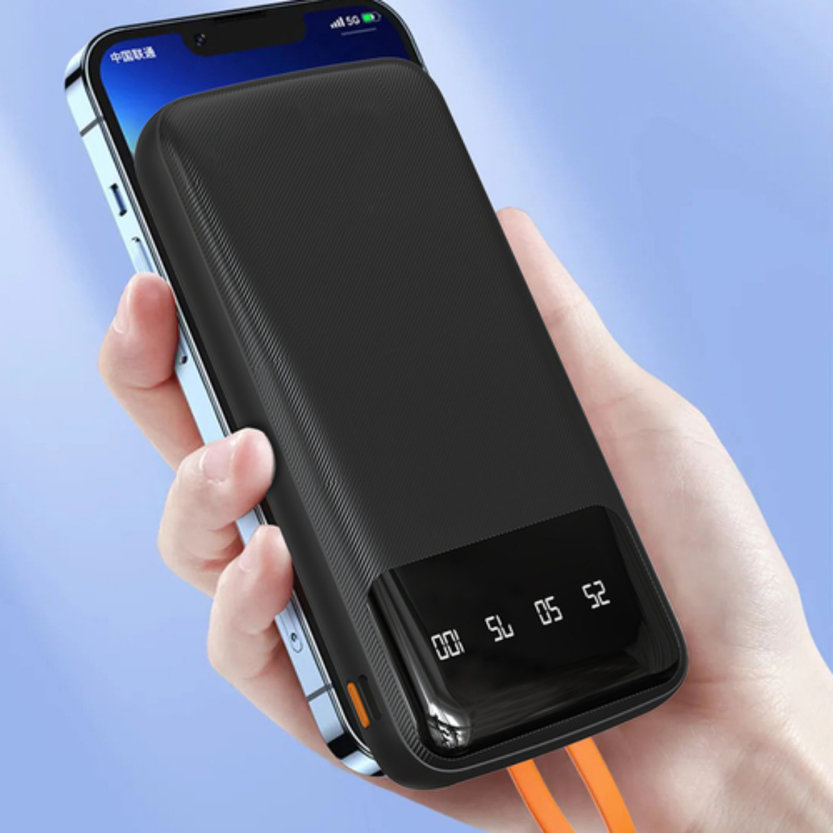 Eine Hand hält ein schwarzes Powerbank-Gerät, das an ein Smartphone angeschlossen ist.