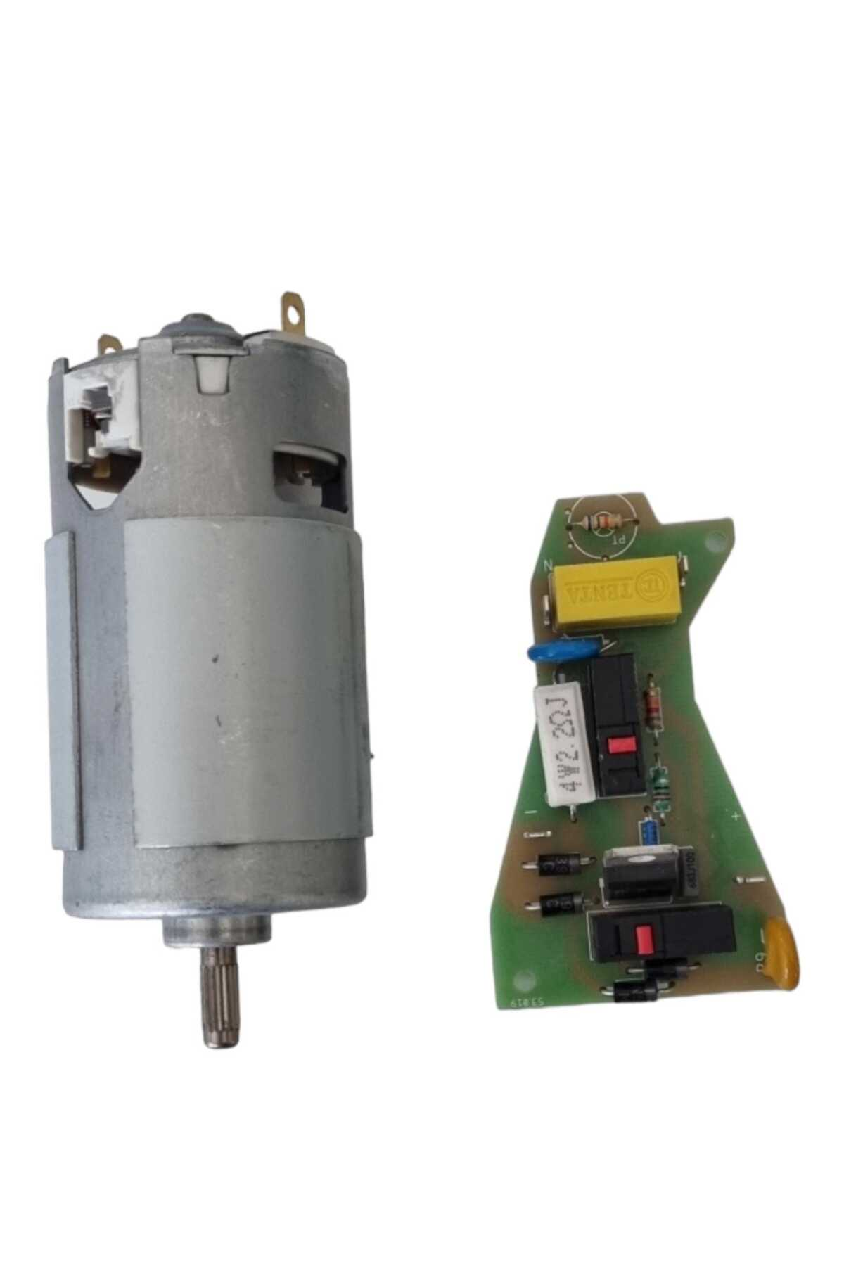 Gümüş renkli elektrik motoru ve elektronik bileşenlere sahip yeşil devre kartı.