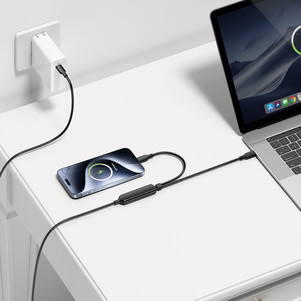 Un smartphone se charge via câble et adaptateur depuis une prise murale. Un ordinateur portable est à proximité.