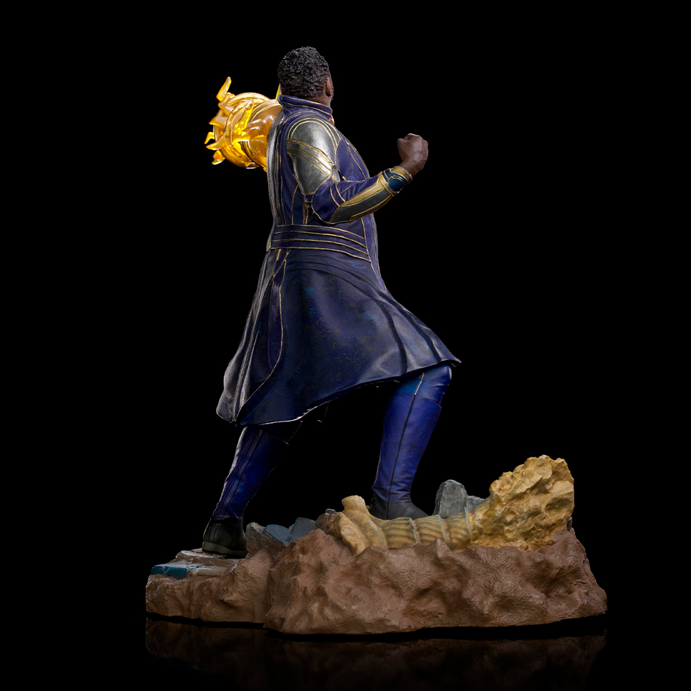 Uomo in costume scuro con accenti dorati, spalla destra luminosa gialla.