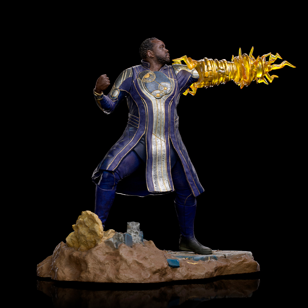 Un uomo in un abito blu e oro con energia luminosa dalla mano.