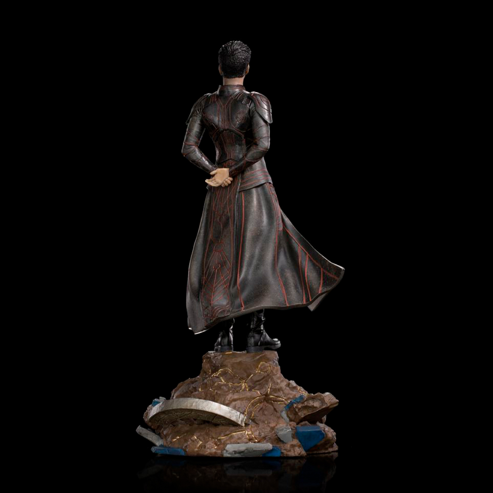 Figura in armatura nera con accenti rossi su base rocciosa.