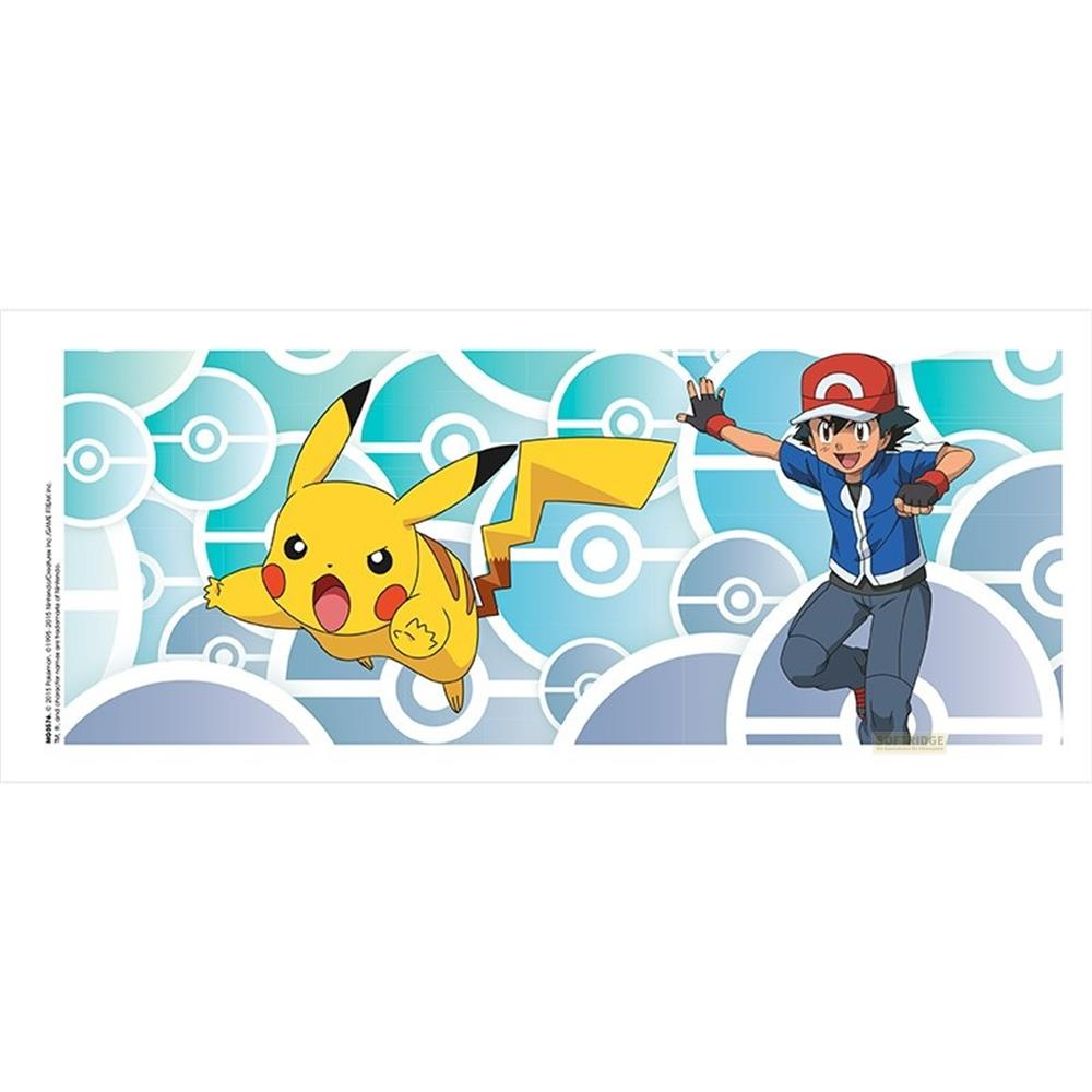 Pikachu und Ash rennen vor einem Hintergrund aus Pokébällen.