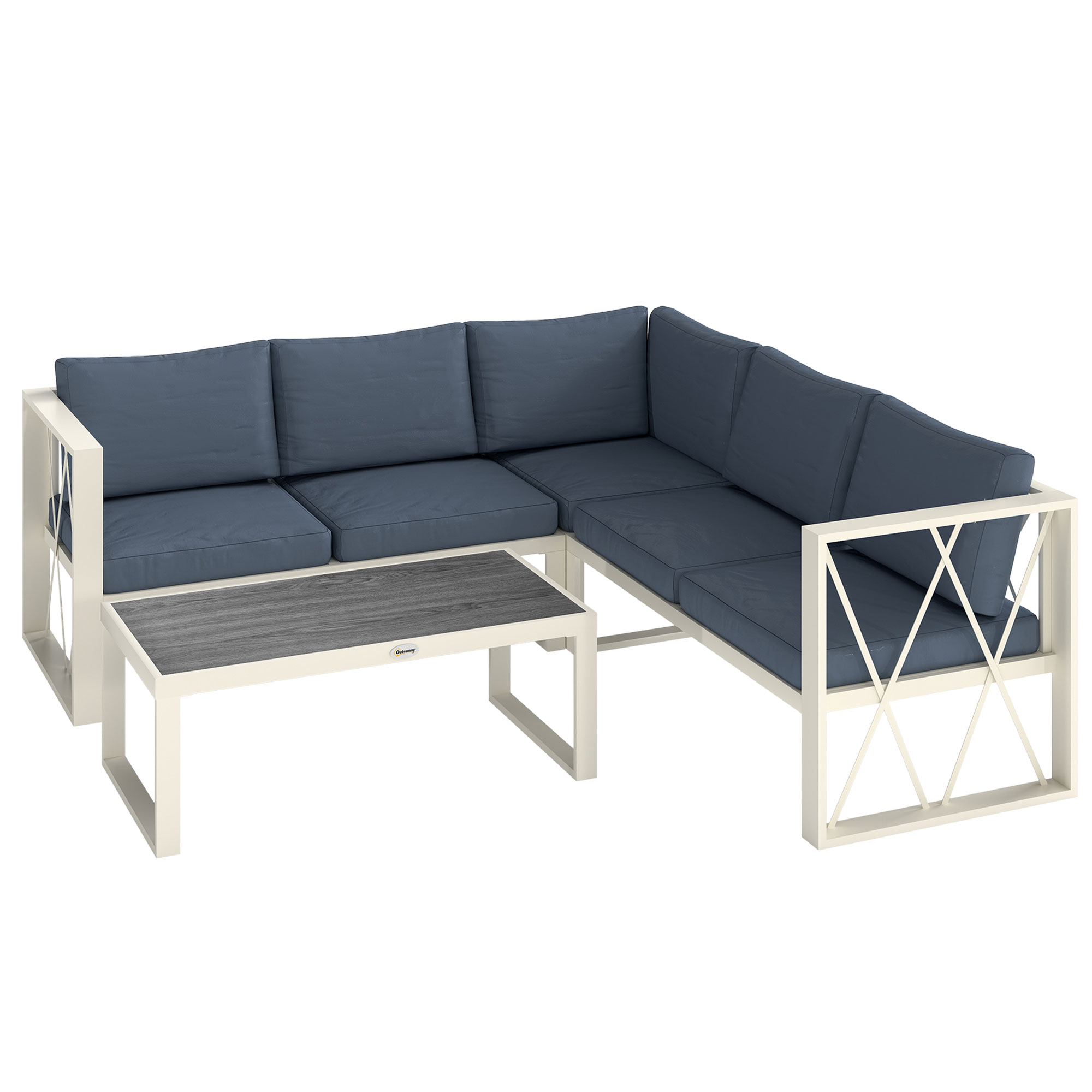 Un divano angolare color crema con cuscini blu navy e tavolo effetto legno.