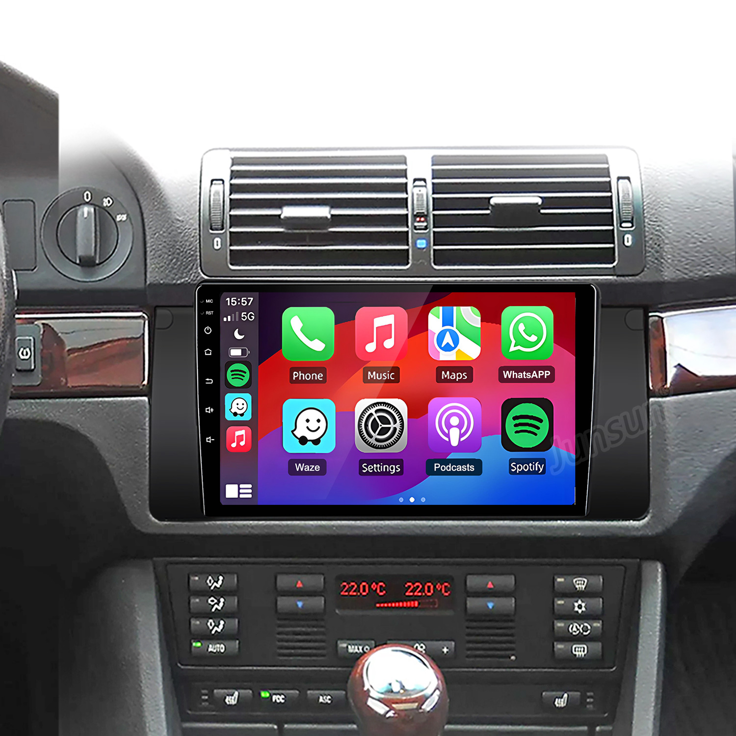 Una pantalla de radio de coche moderna con iconos de aplicaciones como Teléfono, Música, Mapas y WhatsApp.