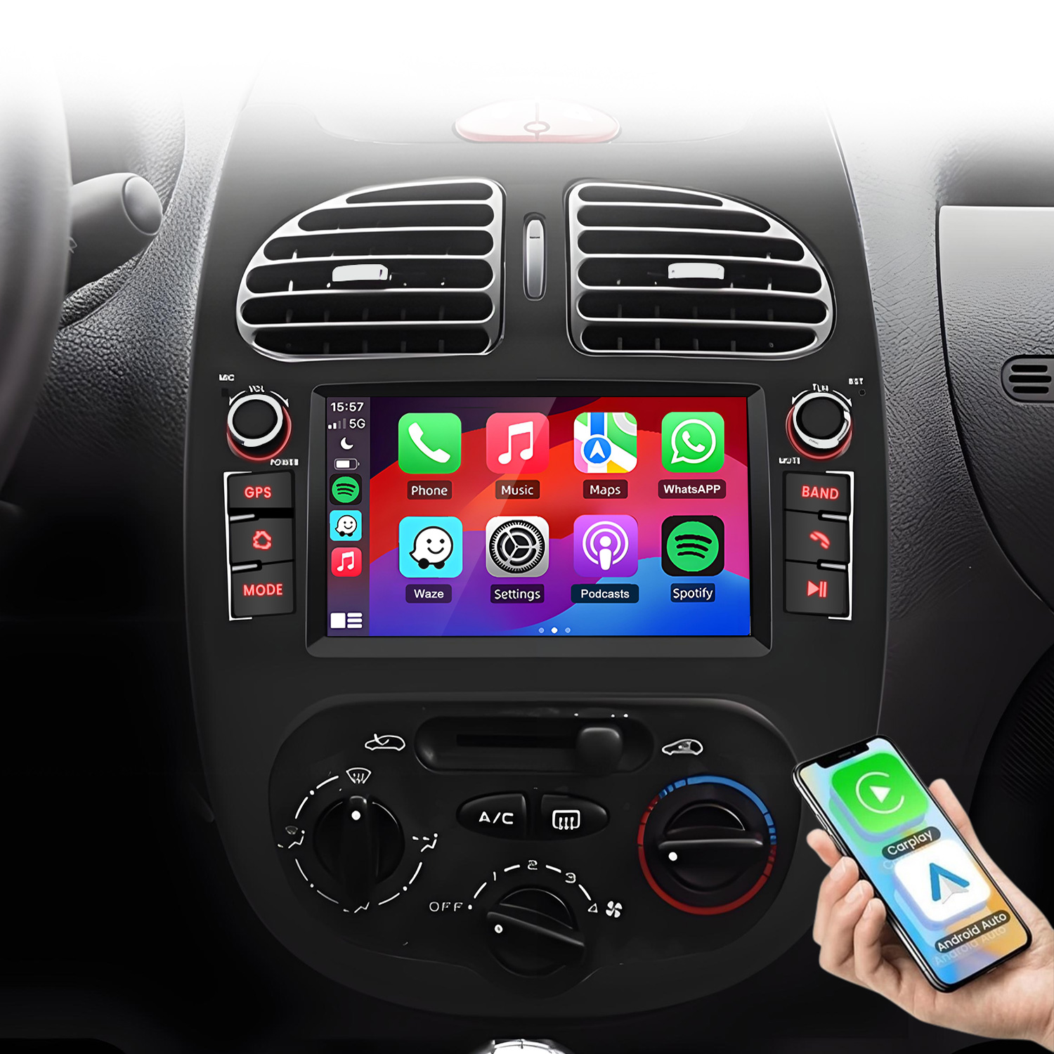 Uno smartphone con CarPlay/Android Auto è tenuto vicino all'autoradio.