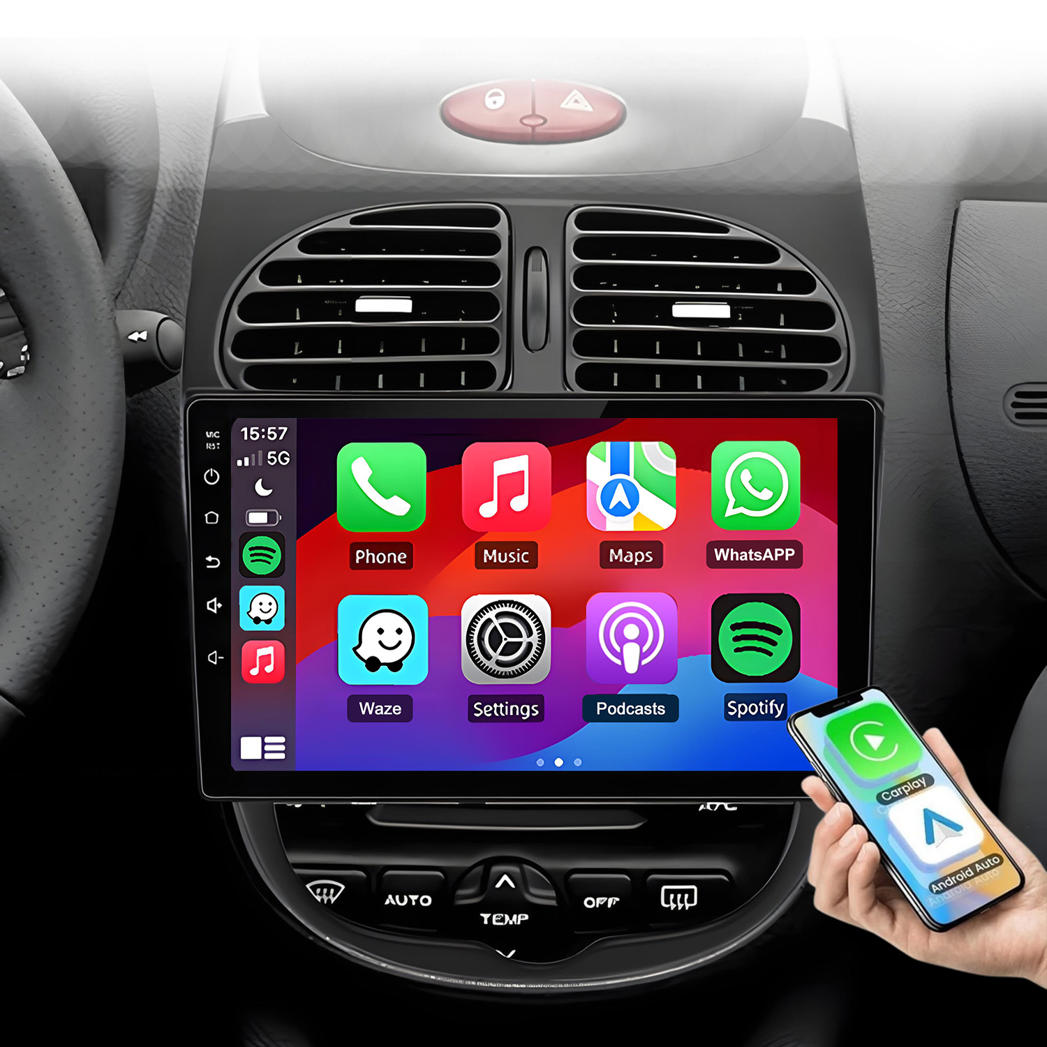 Ein Auto-Infotainmentsystem zeigt App-Symbole wie Telefon, Musik und Karten. Eine Hand hält ein Smartphone.