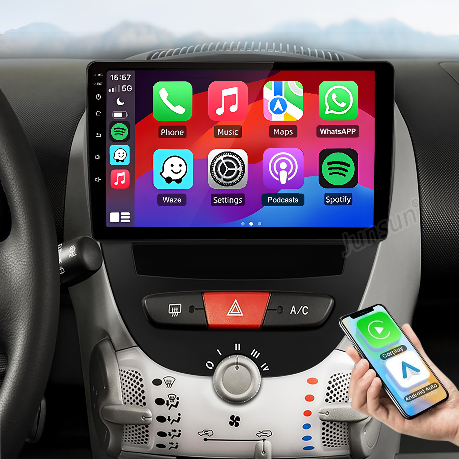 Interno auto con touchscreen che mostra app come Telefono, Musica, Mappe, WhatsApp.