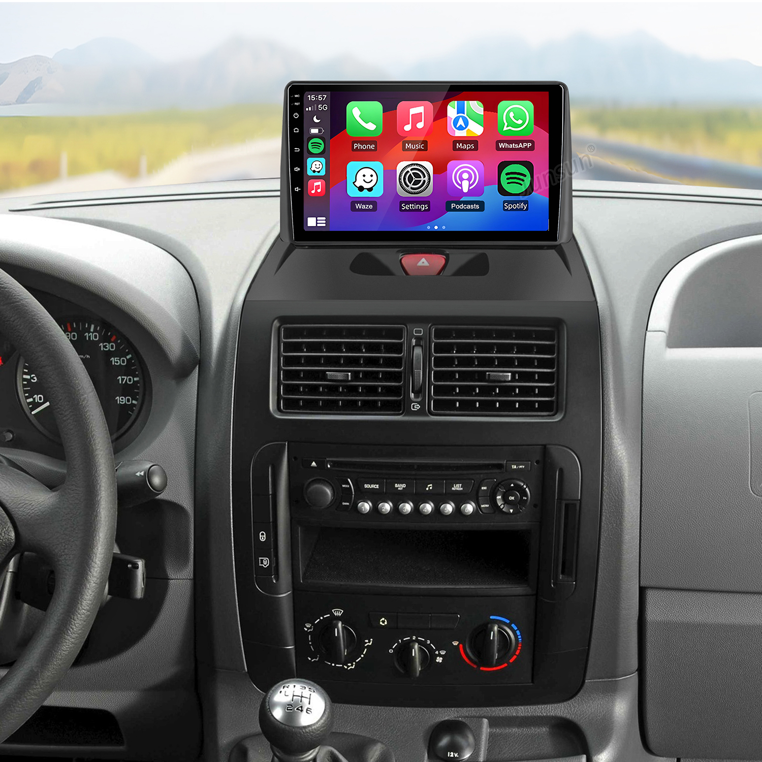 Armaturenbrett eines Autos mit großem Touchscreen-Infotainmentsystem.