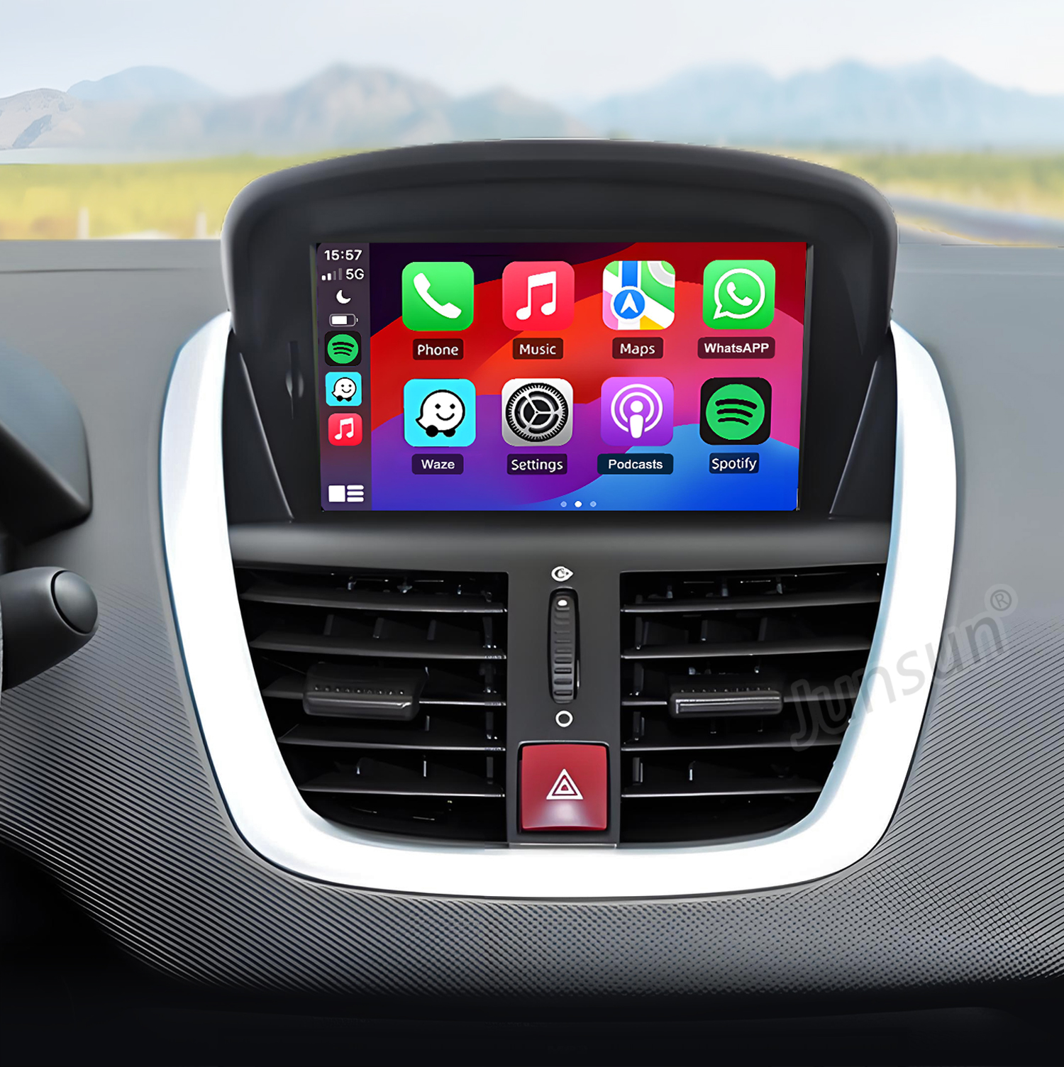 Uno schermo di infotainment per auto mostra icone di app come Telefono, Musica, Mappe e WhatsApp.