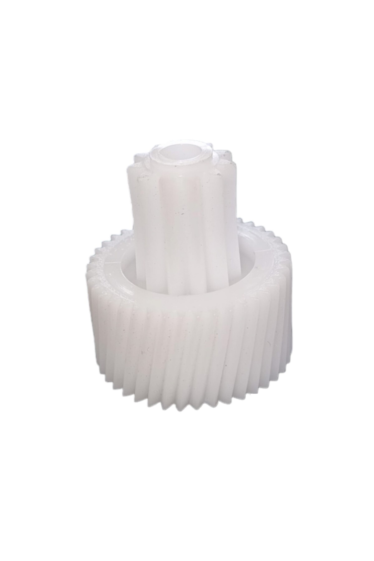 Beyaz arka plan üzerinde helisel dişli beyaz plastik dişli.