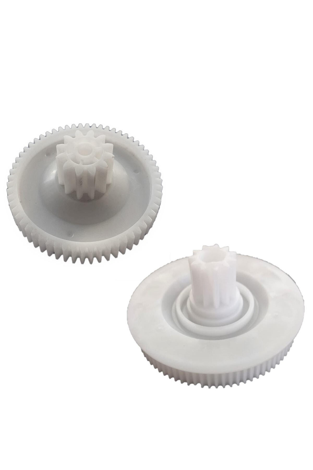 Dişli beyaz plastik iki dişli, beyaz arka plan üzerinde gösterilmektedir.