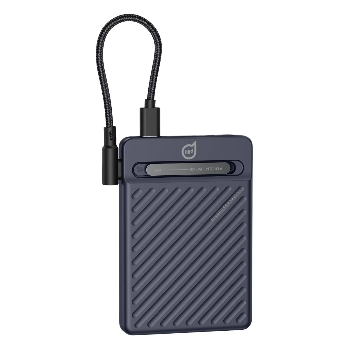 Tırtıklı dokulu koyu mavi powerbank, USB-C kablosu bağlı.