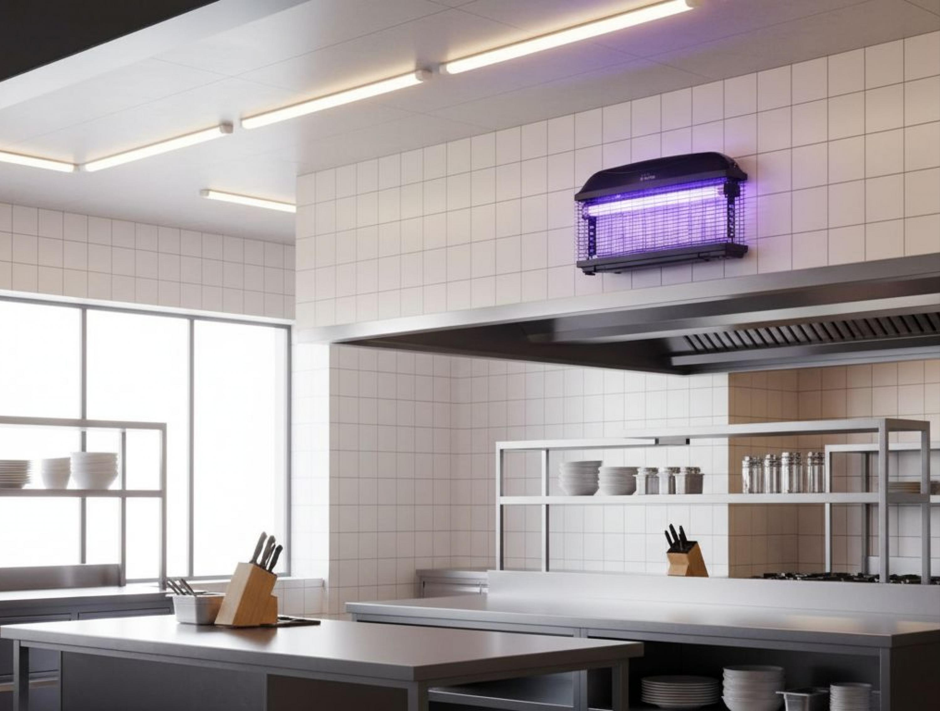 Un insecticida con luz UV cuelga en una pared alicatada de una cocina.