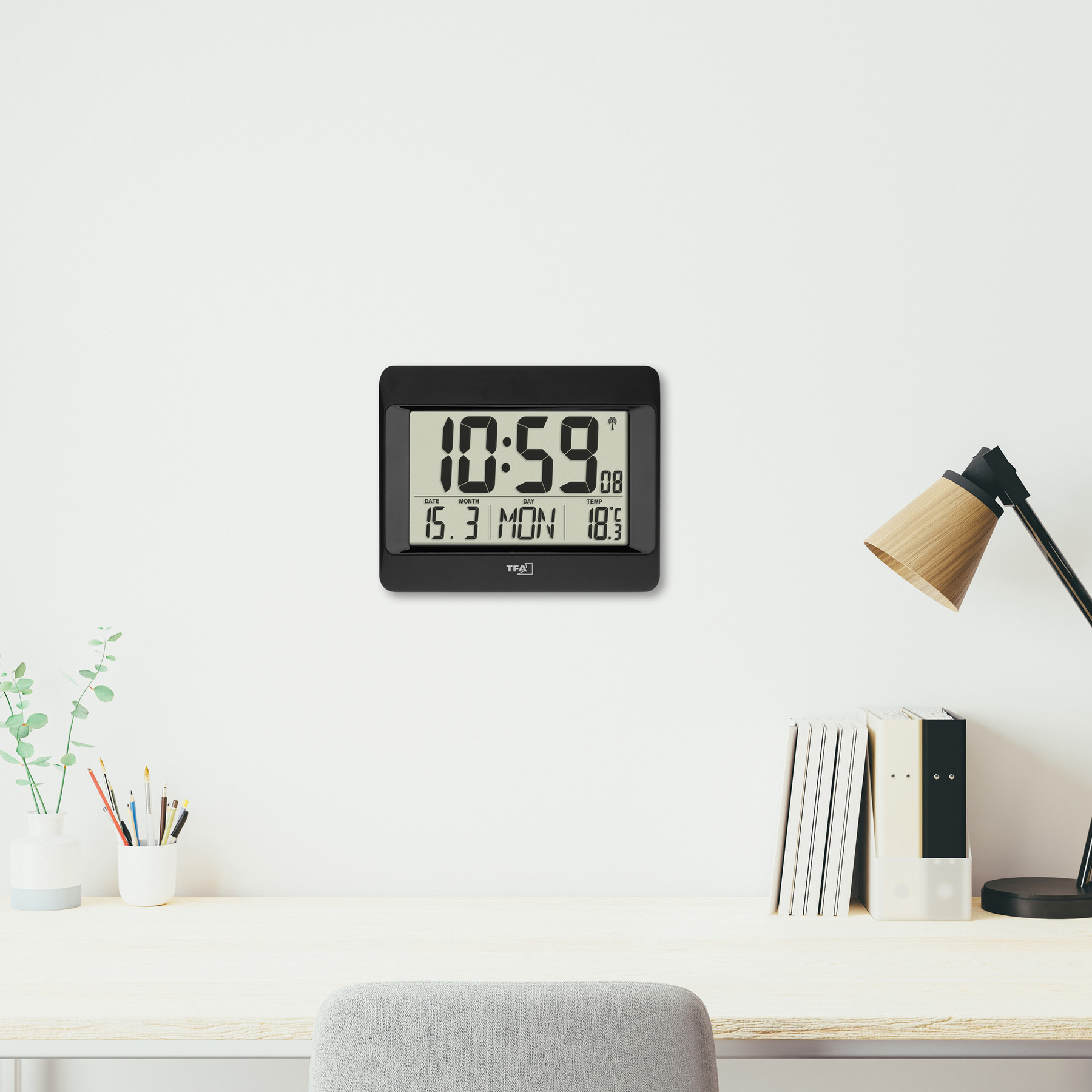 Digitaluhr zeigt 10:59, Datum 15.3., Tag Montag, Temperatur 18.5°C.