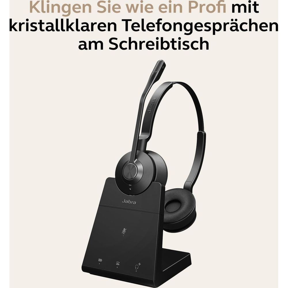 Czarny zestaw słuchawkowy Jabra z mikrofonem stoi na ładowarce.