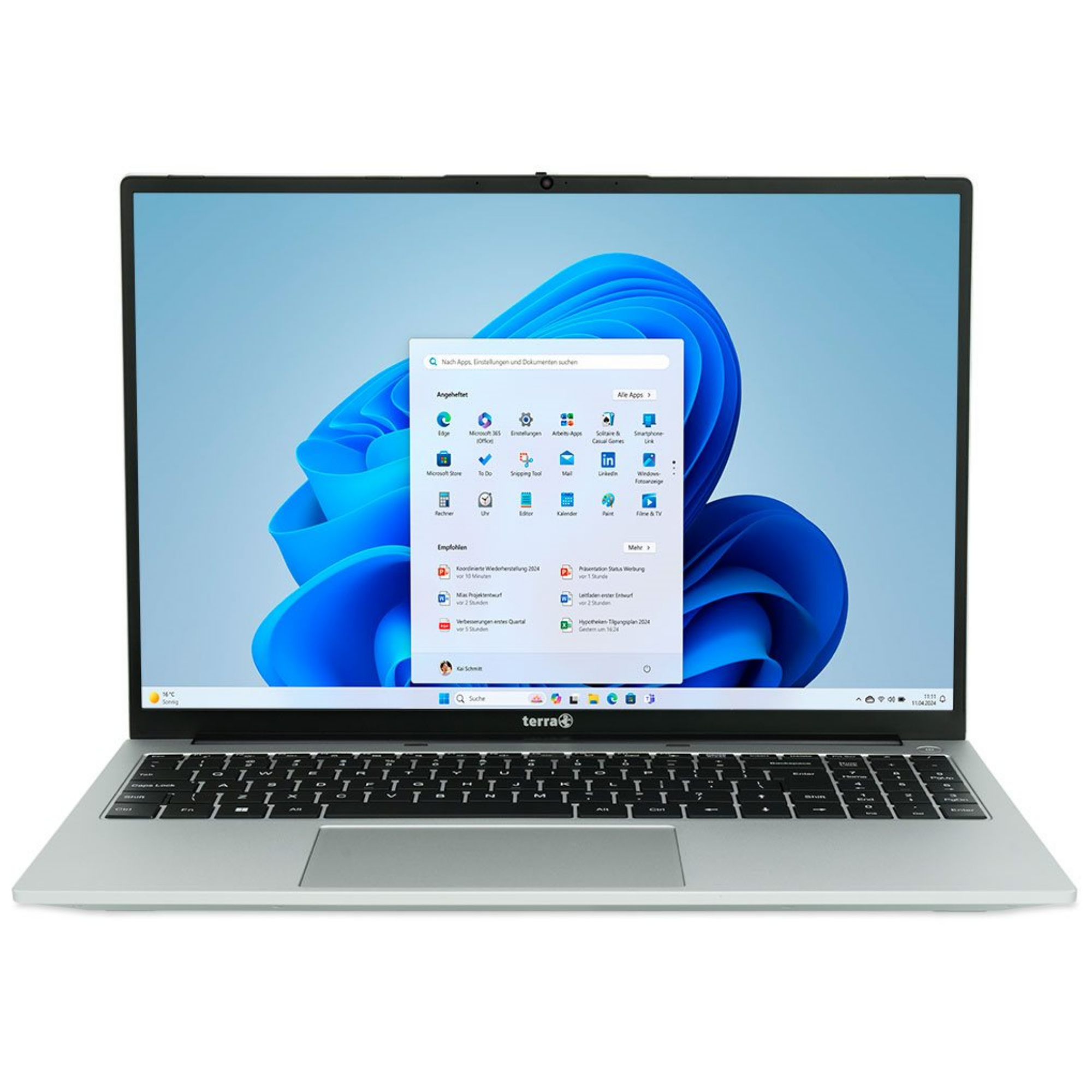 Srebrny laptop z otwartym menu Start Windows 11 na ekranie.