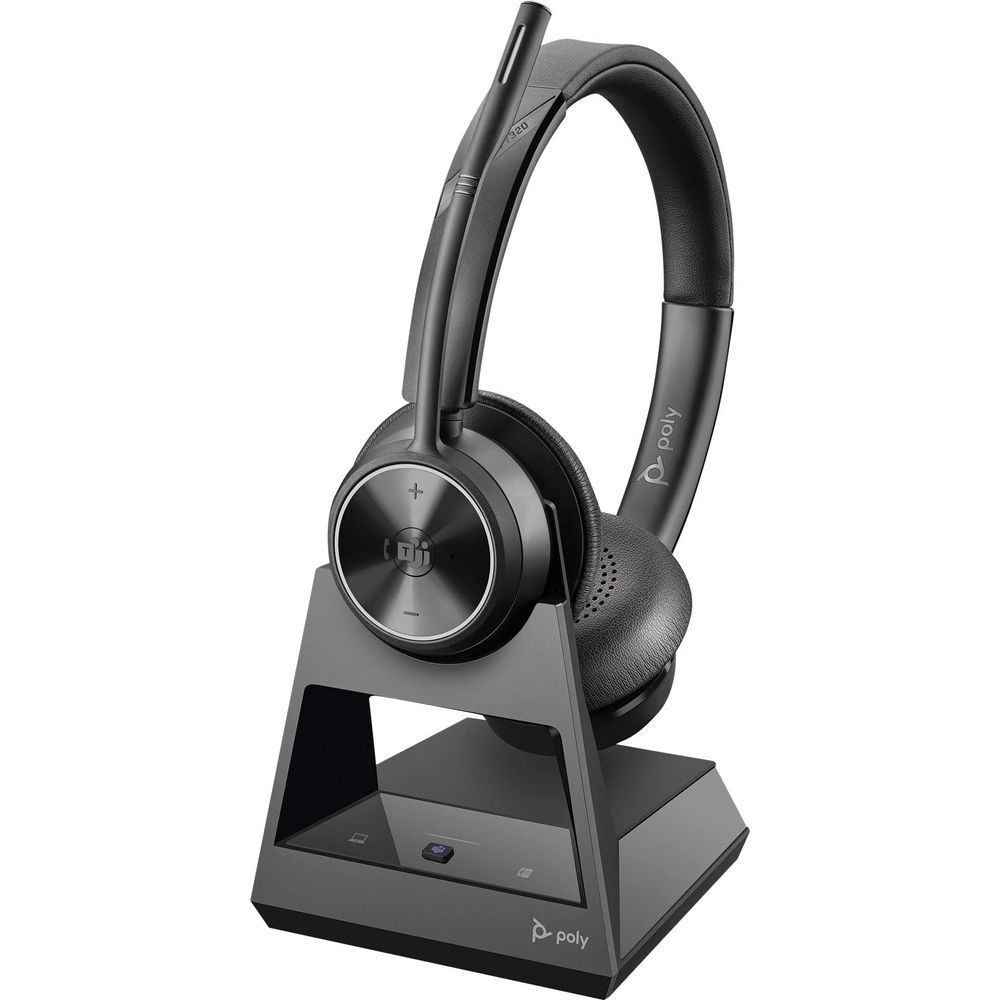 Un auricolare Poly Voyager 4320-M nero con microfono su base di ricarica.