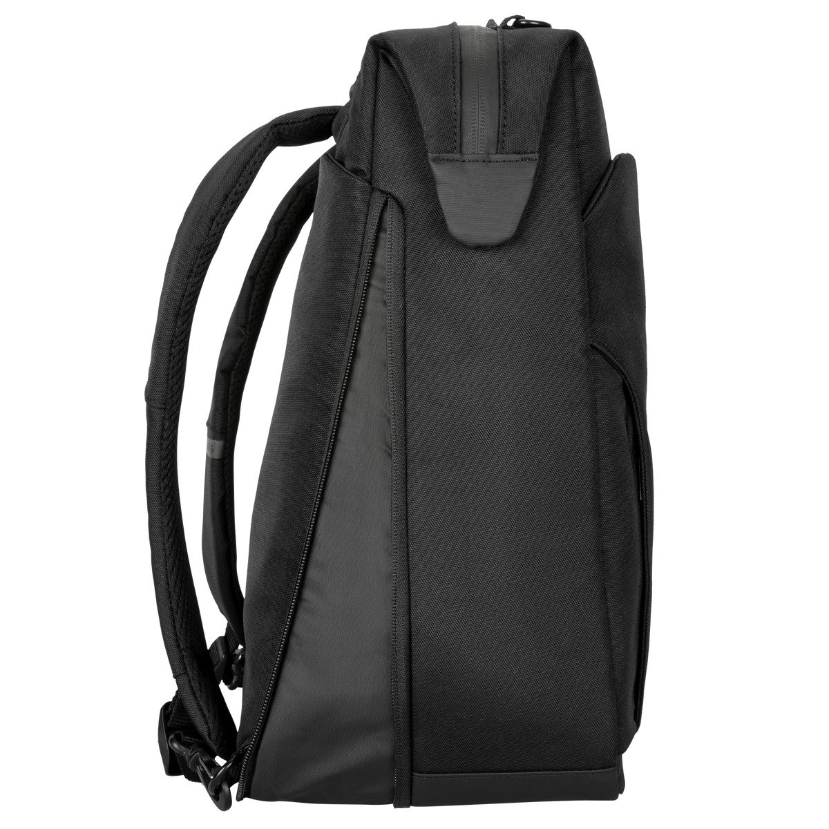Schwarzer Rucksack mit Reißverschluss und gepolsterten Trägern, von der Seite gesehen.