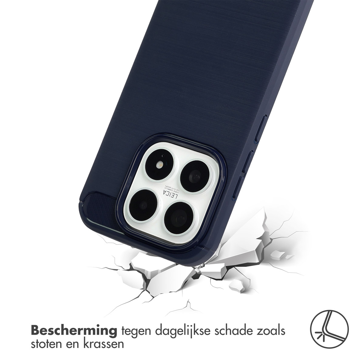 Donkerblauw telefoonhoesje valt op gebarsten grond.