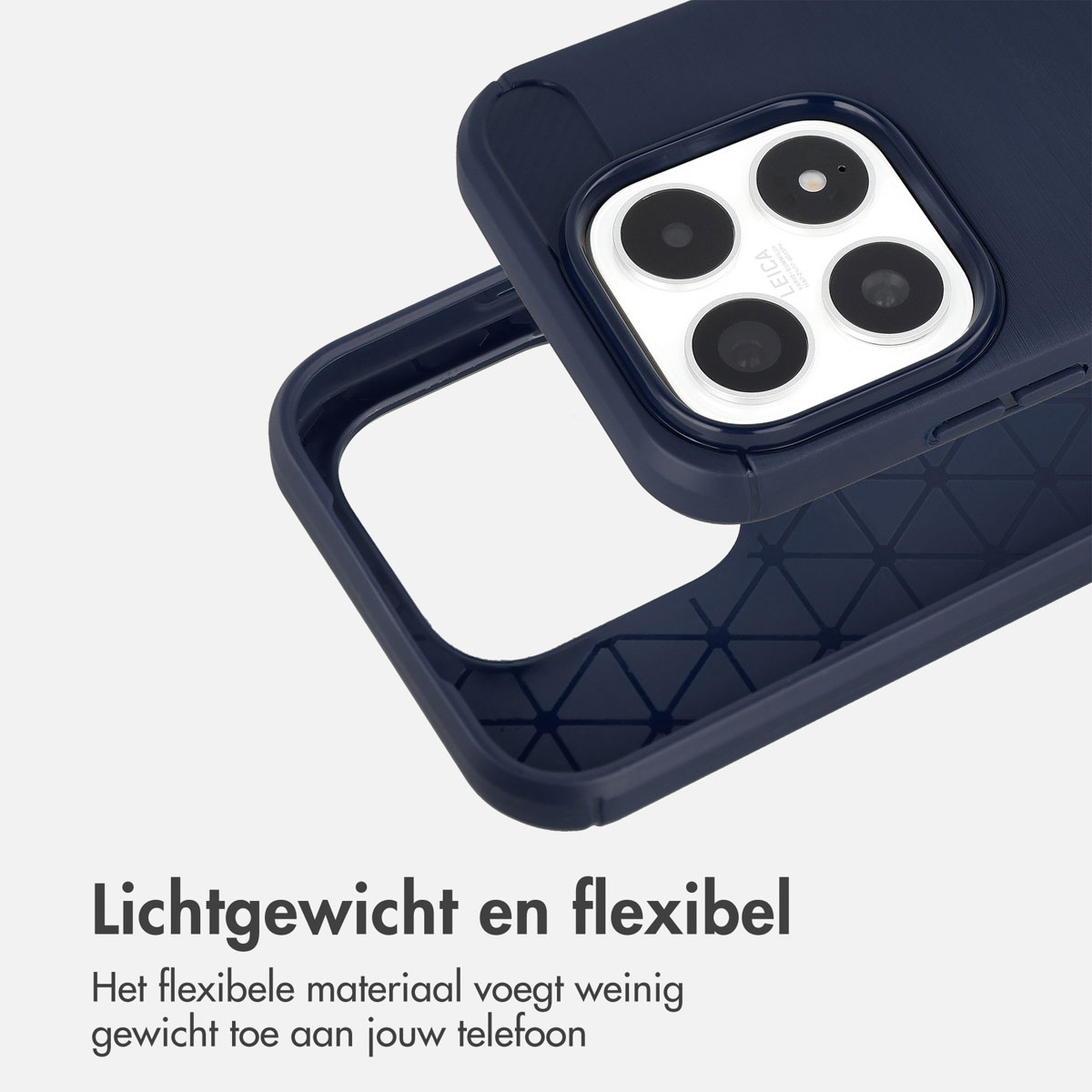Donkerblauwe telefoonhoes met camera-uitsparing en honingraatpatroon binnenkant.