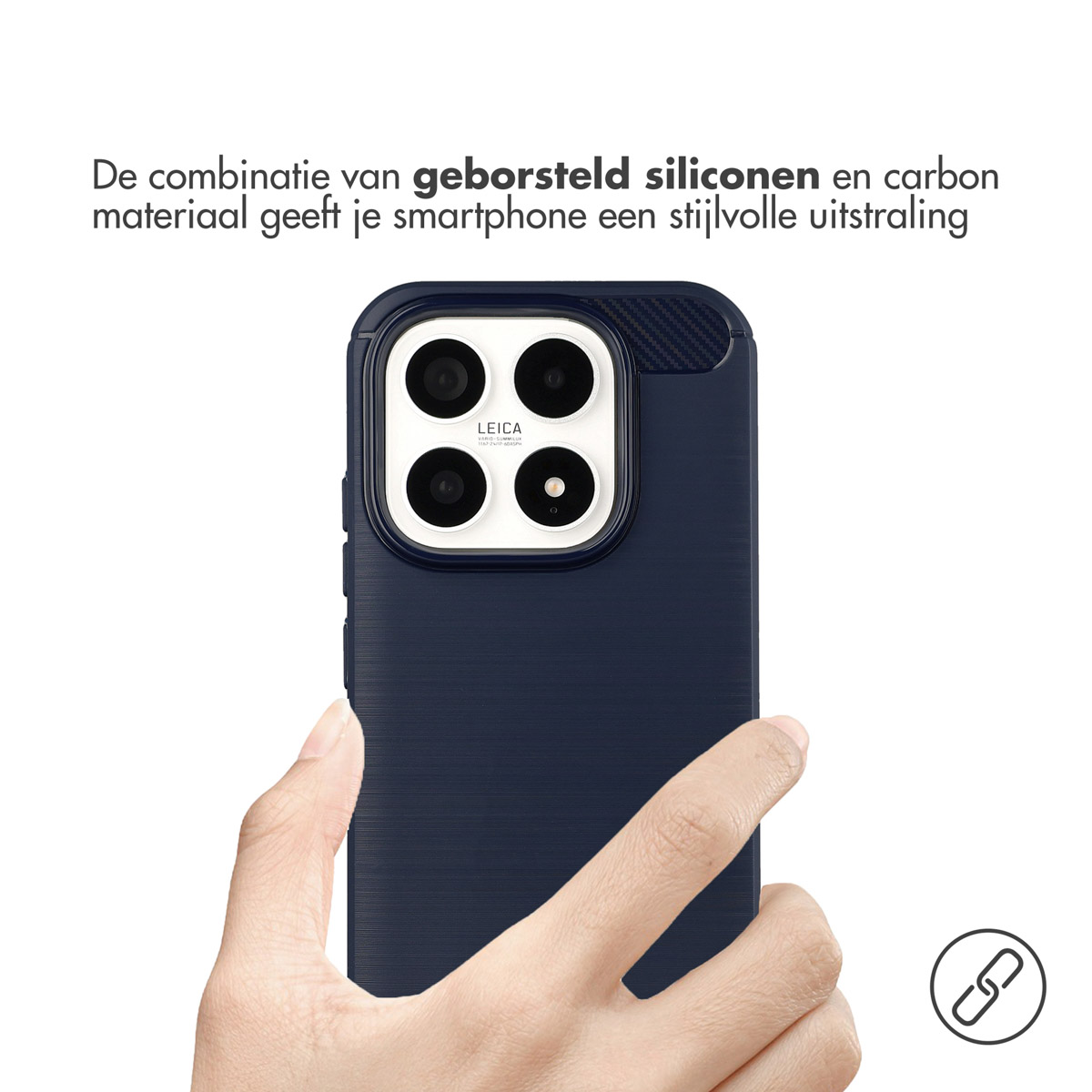 Hand houdt donkerblauwe telefoon met Leica camera vast. Geborsteld siliconen.