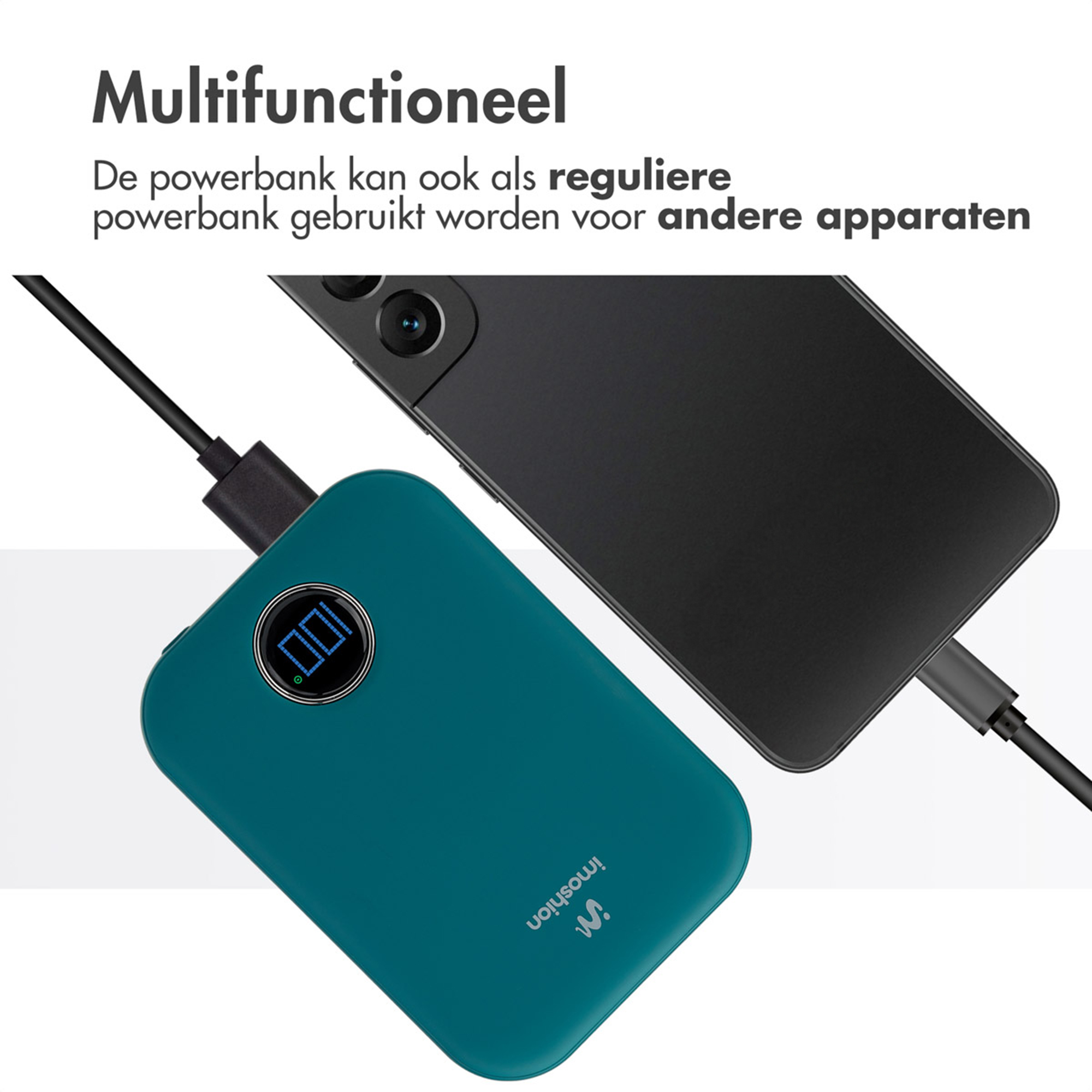Ein teal Powerbank mit digitaler Anzeige ist an ein schwarzes Smartphone angeschlossen.