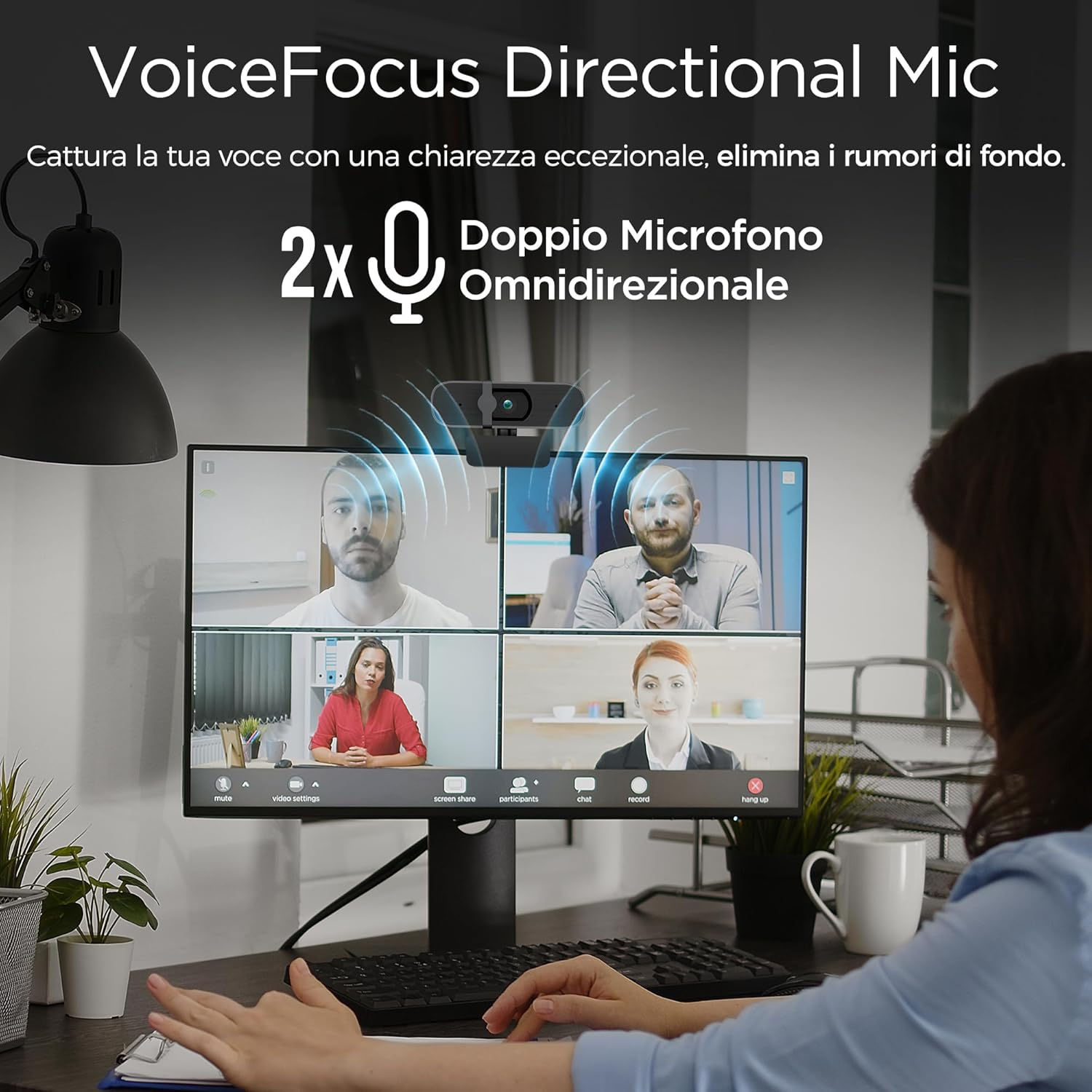 Quattro persone in una videochiamata su un monitor gestito da una donna.
