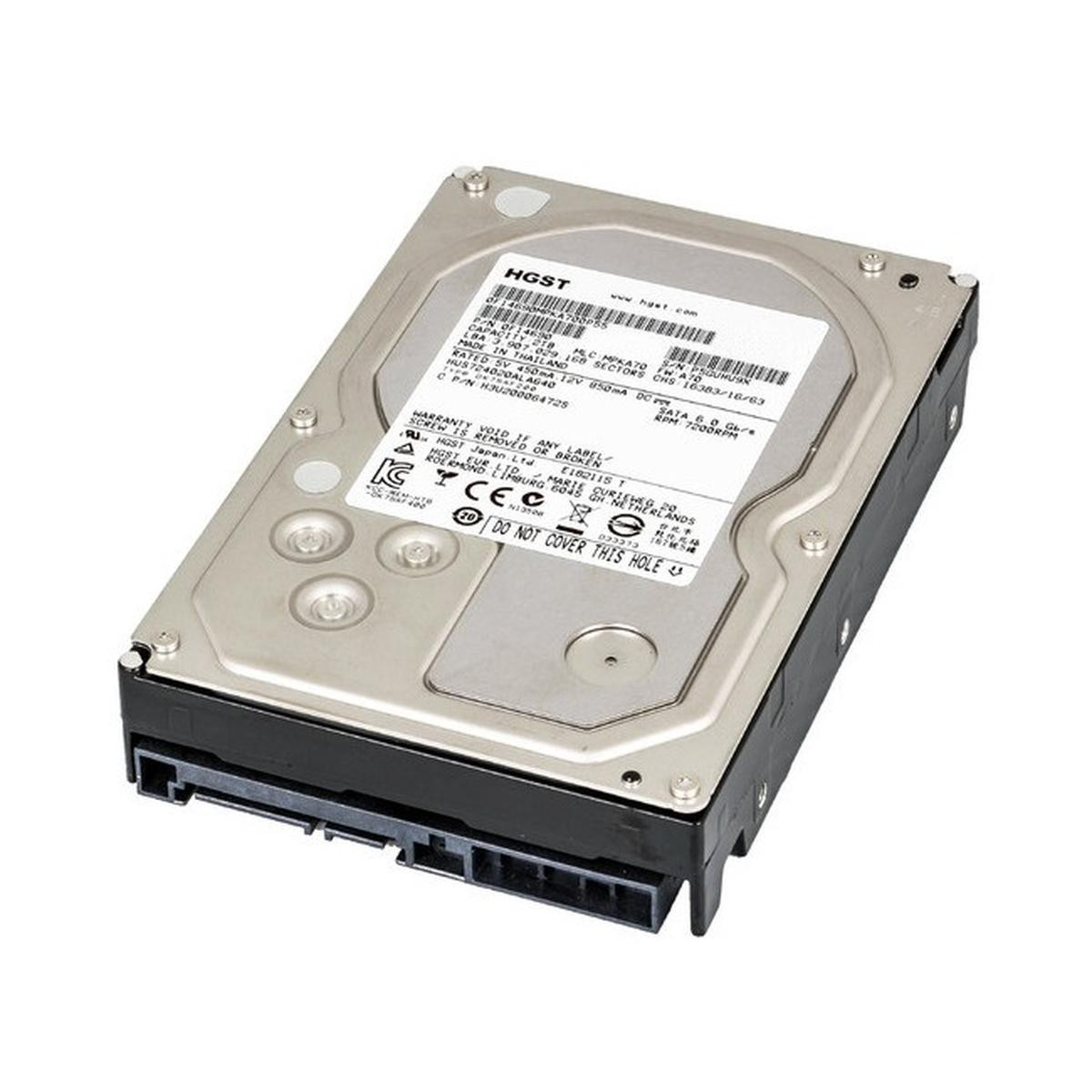 Un hard disk HGST argentato con connettore nero, su sfondo bianco.