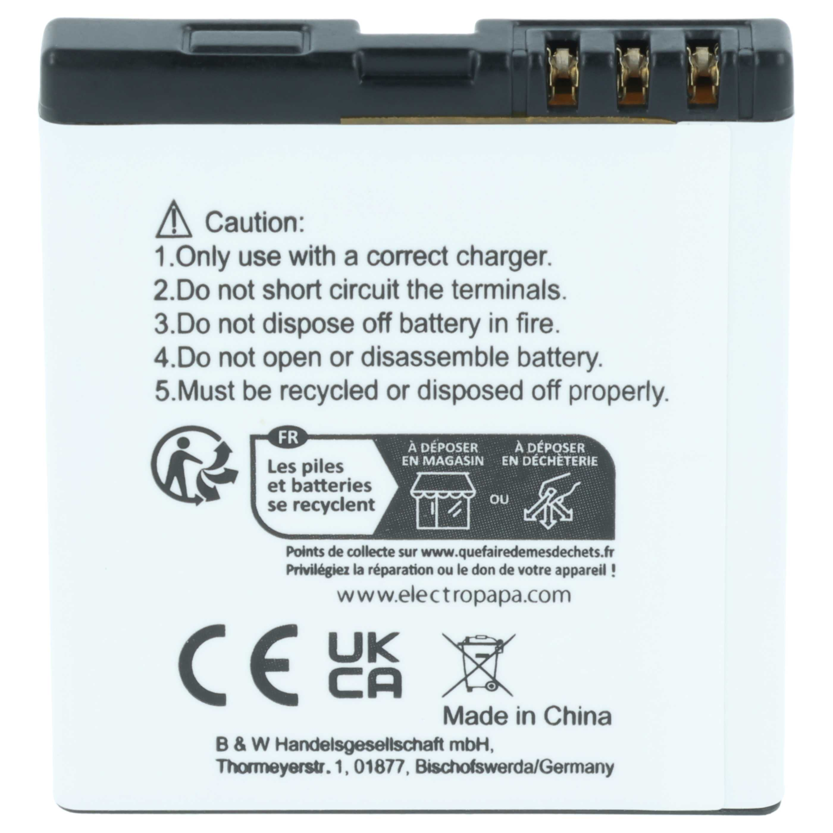 Weiße Batterie mit schwarzen und goldenen Kontakten. Warnhinweise und Recycling-Symbole.
