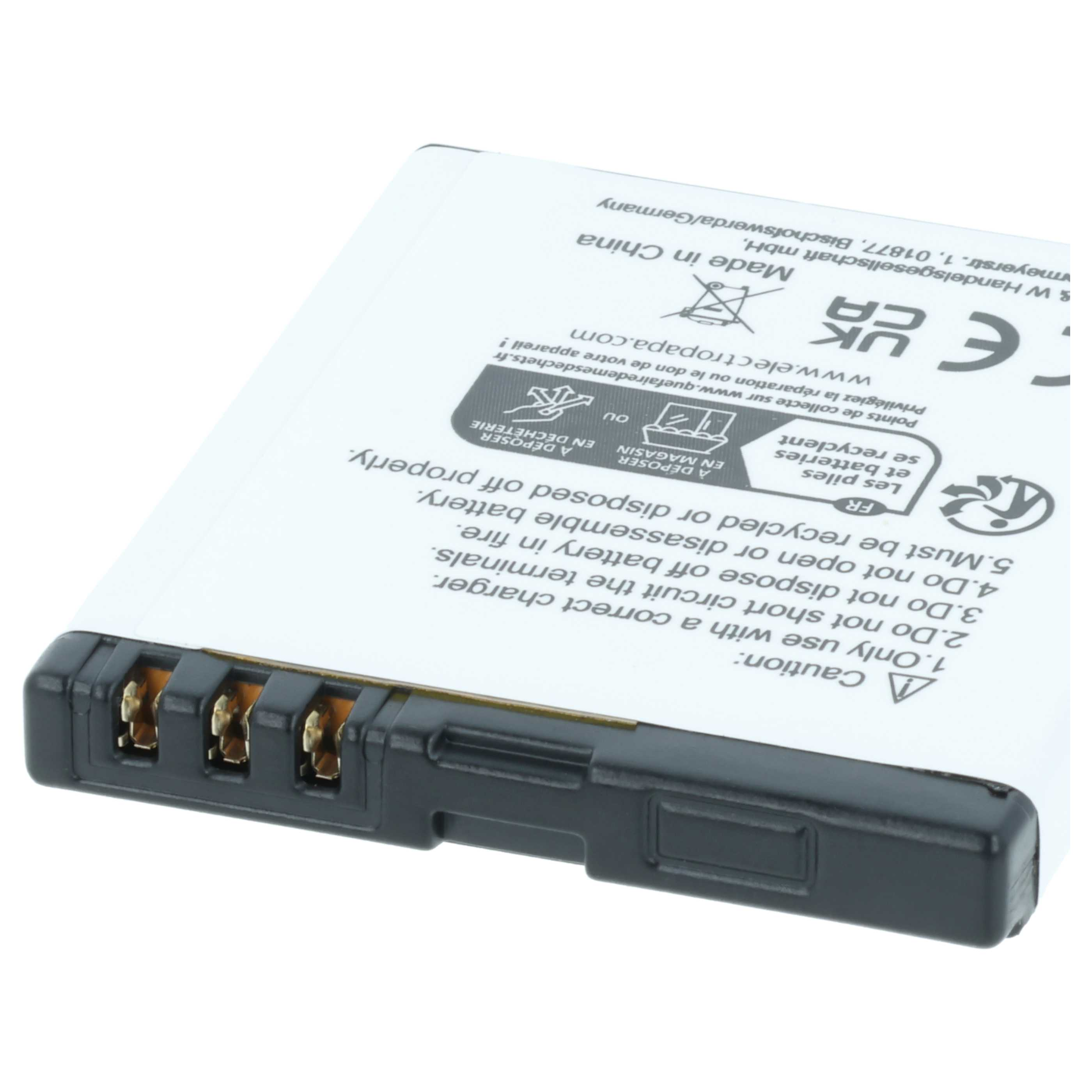 Weiße Batterie mit schwarzen Anschlüssen und Warnhinweisen.