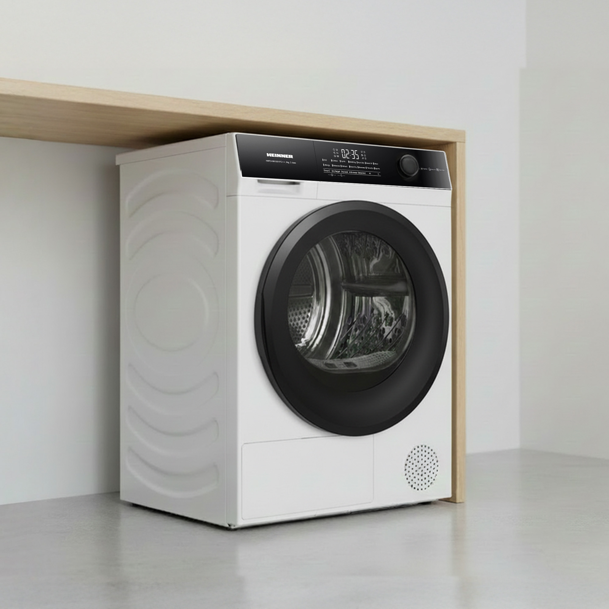 Un sèche-linge blanc avec une porte noire sous une poutre en bois.