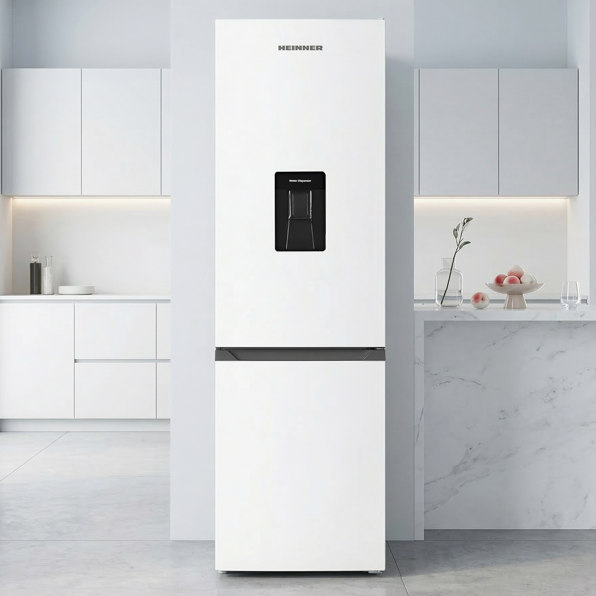 Ein weißer Kühlschrank mit Wasserspender in einer modernen Küche.