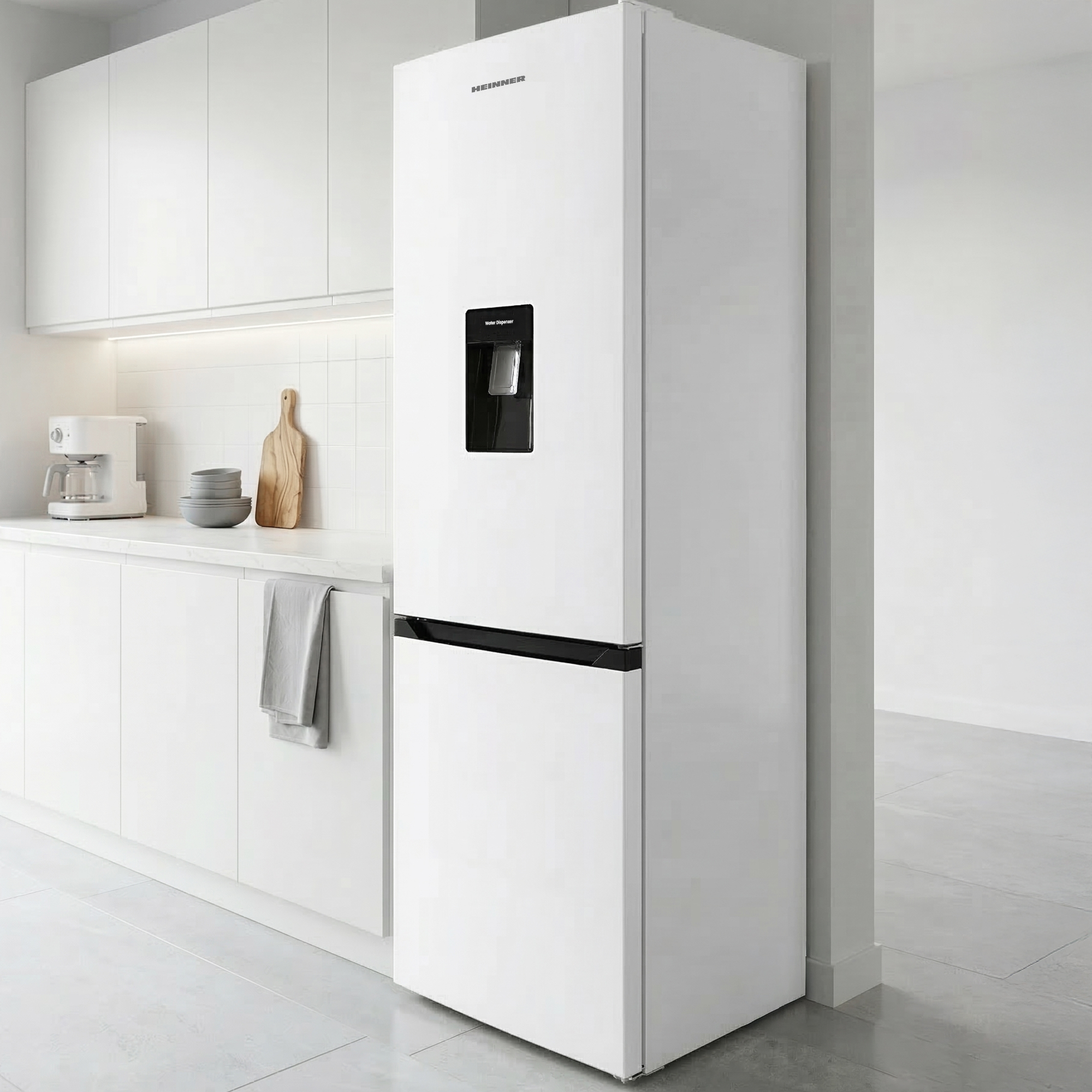 Ein weißer Kühlschrank mit Wasserspender steht in einer modernen Küche.
