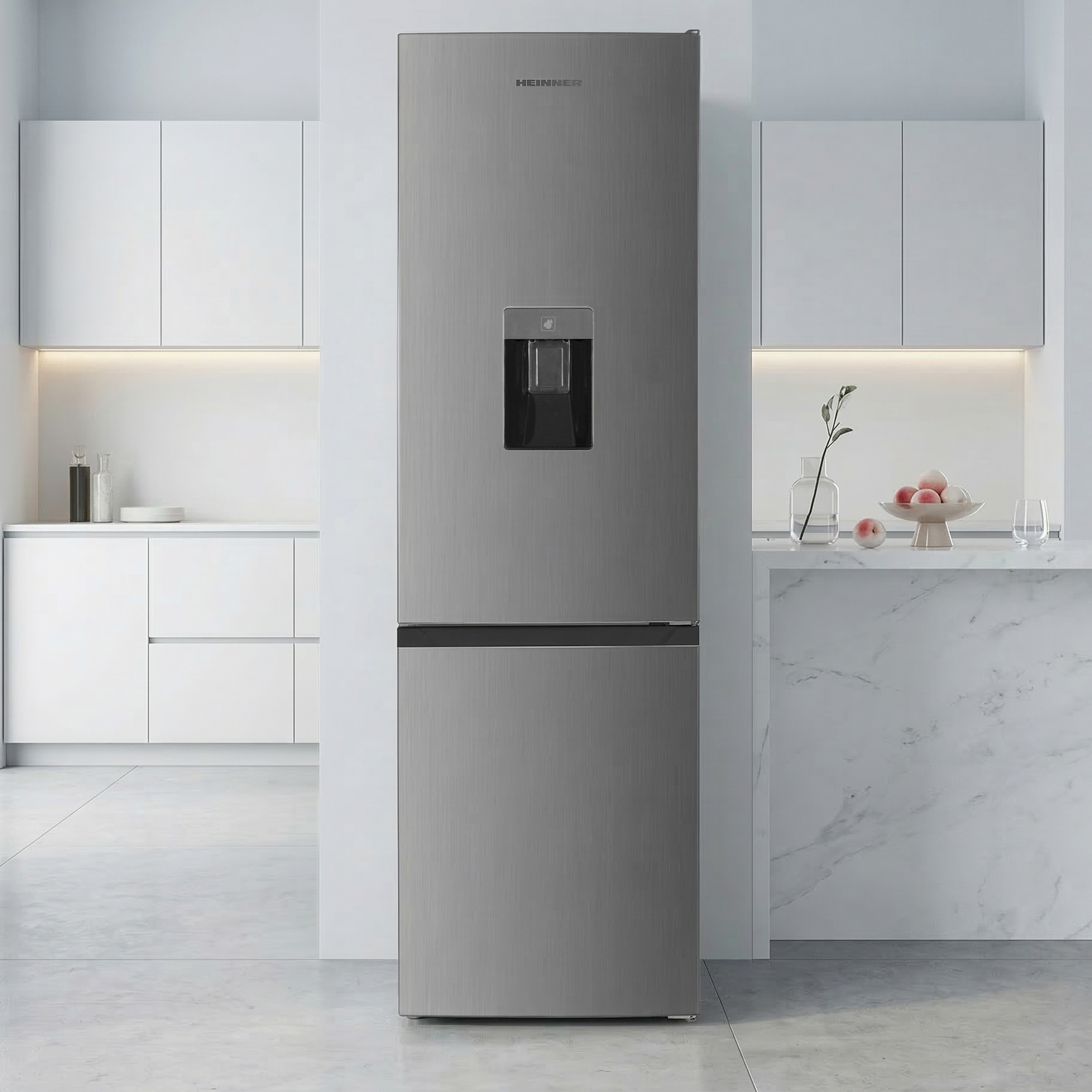 Moderner Kühlschrank mit Wasserspender in einer stilvollen Küche mit weißen Schränken.