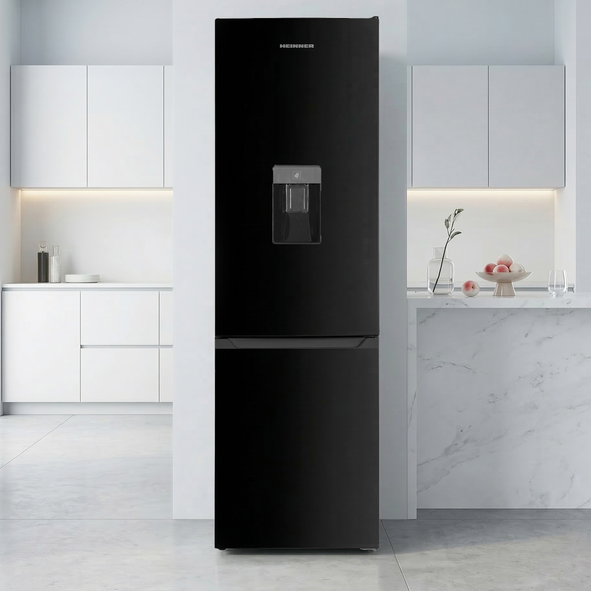 Ein schwarzer Kühlschrank mit Wasserspender steht in einer modernen Küche mit weißen Schränken.
