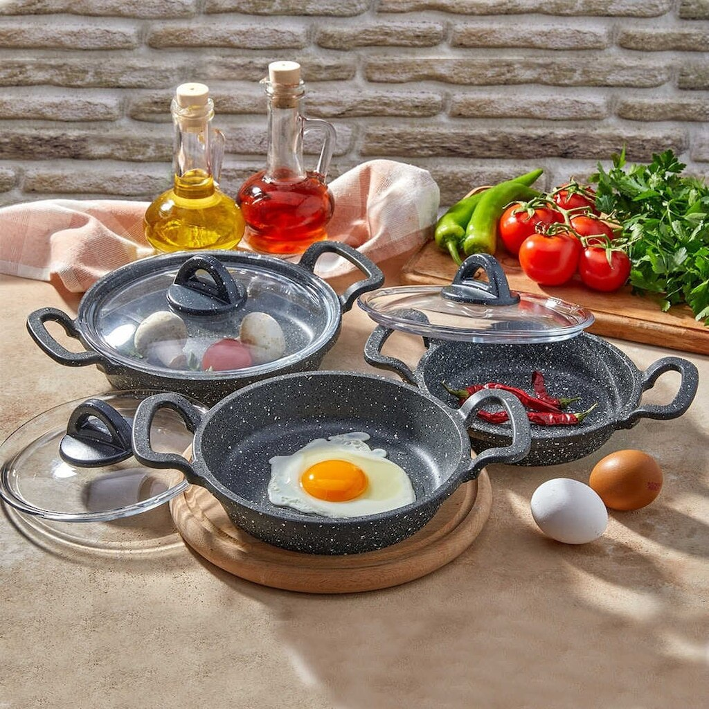 Tavada sahanda yumurta, yanında iki yumurta ve sebzeler.