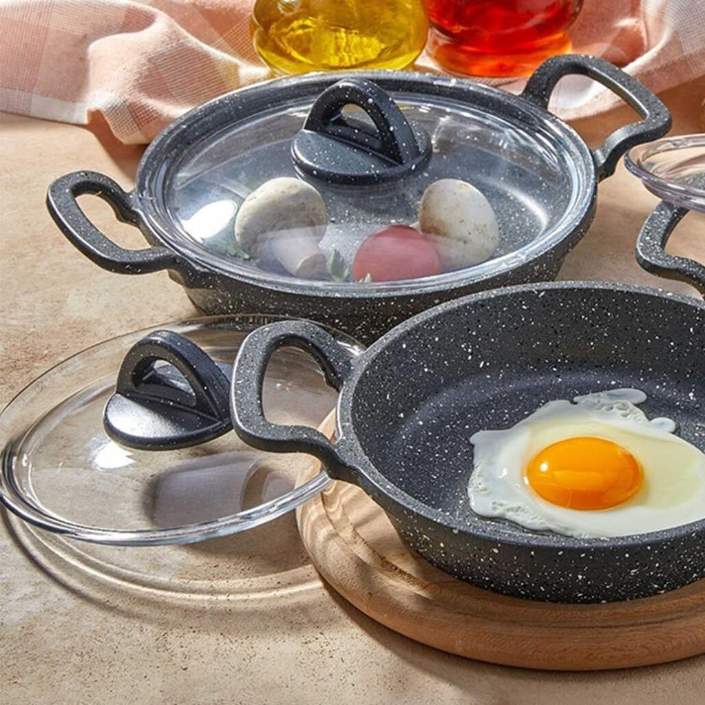 Bir tavada kızarmış yumurta, tencerede mantar ve domates ile.