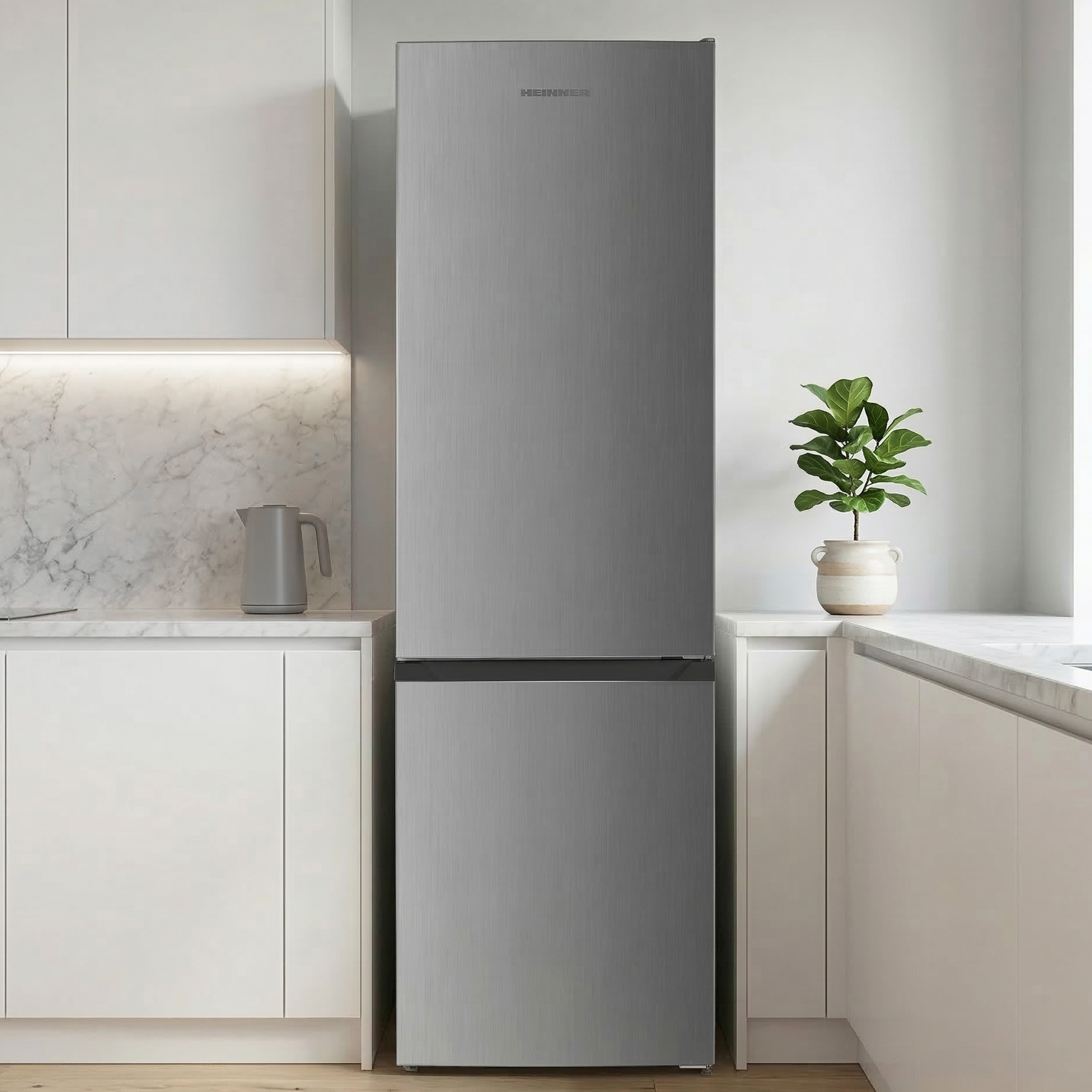 Een moderne zilveren koelkast in een stijlvolle, witte keuken.