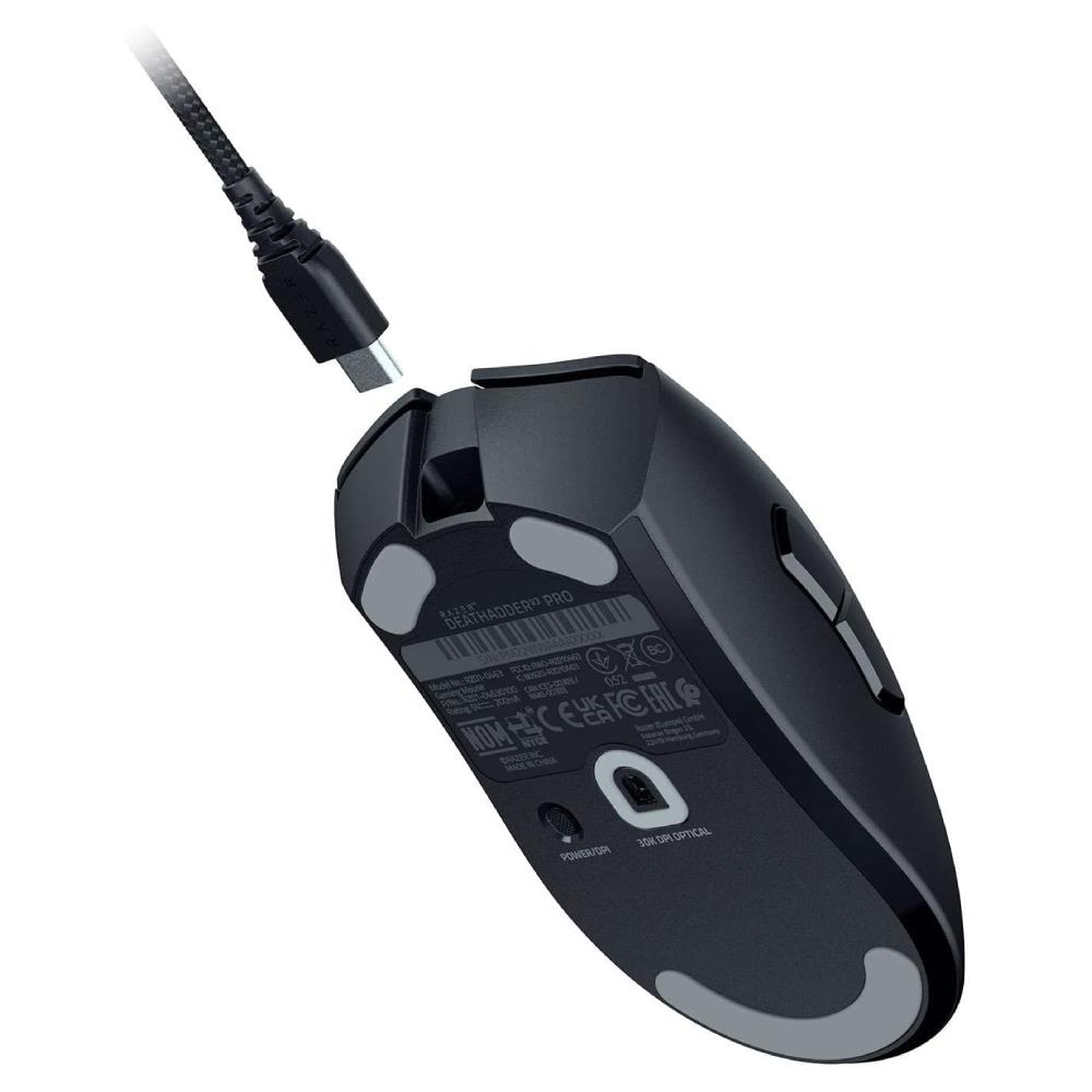 USB-C kablosu takılan siyah Razer DeathAdder V2 Pro oyuncu faresi.