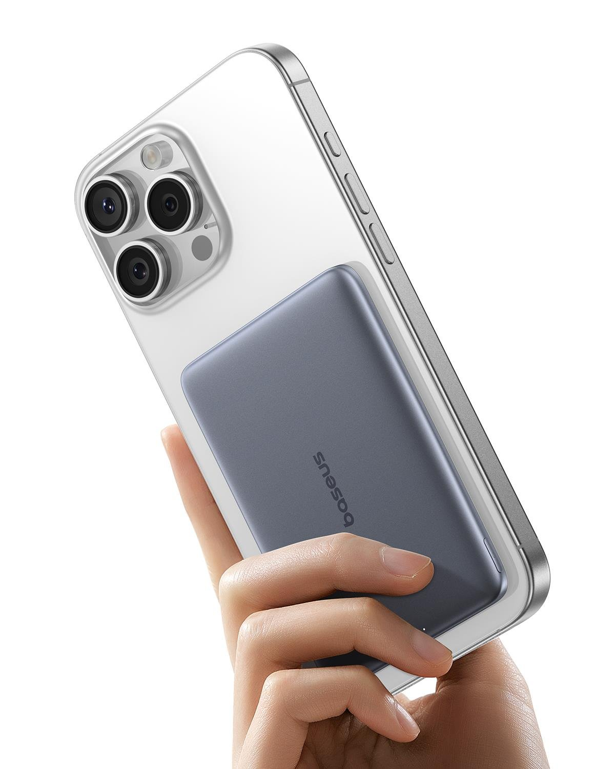 Eine Hand hält ein Smartphone mit einer Powerbank im Rücken.