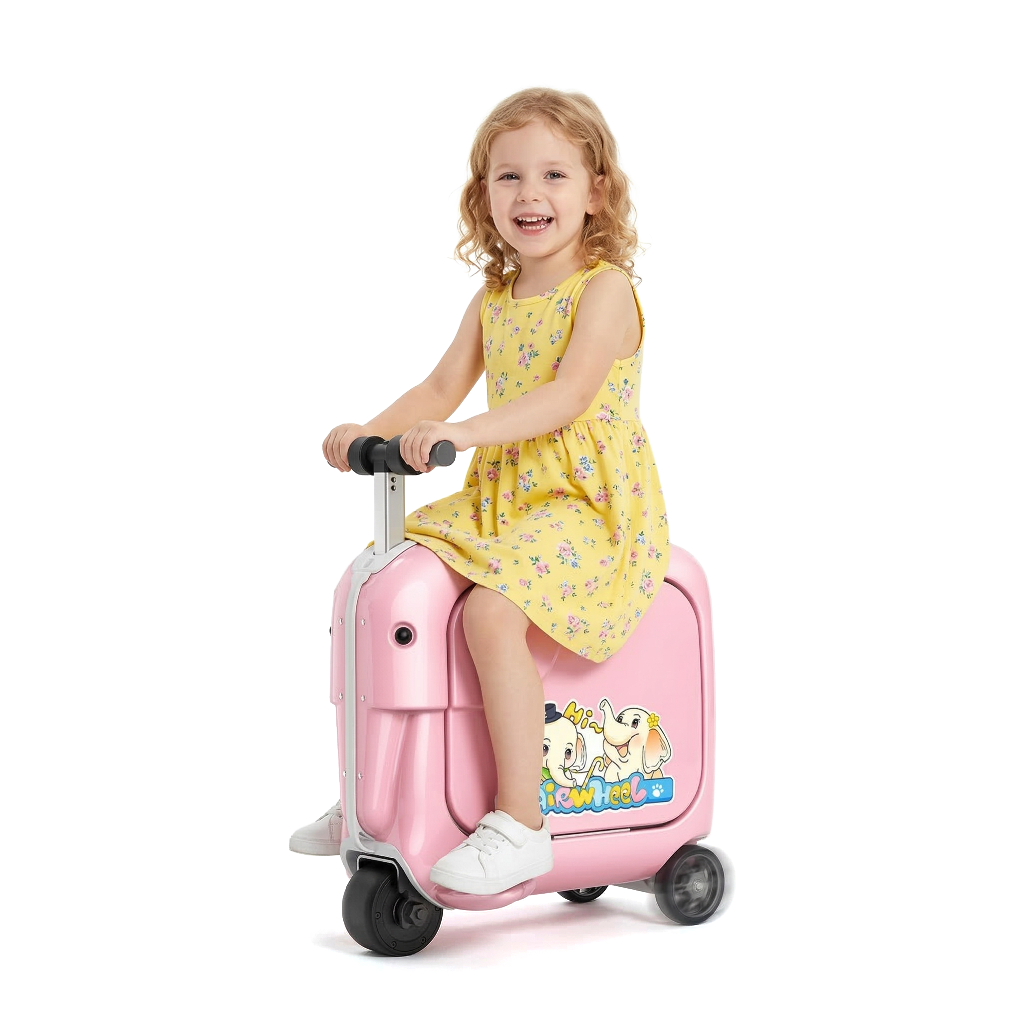 Ein lachendes Mädchen mit blonden Locken sitzt auf einem pinken Rollkoffer.