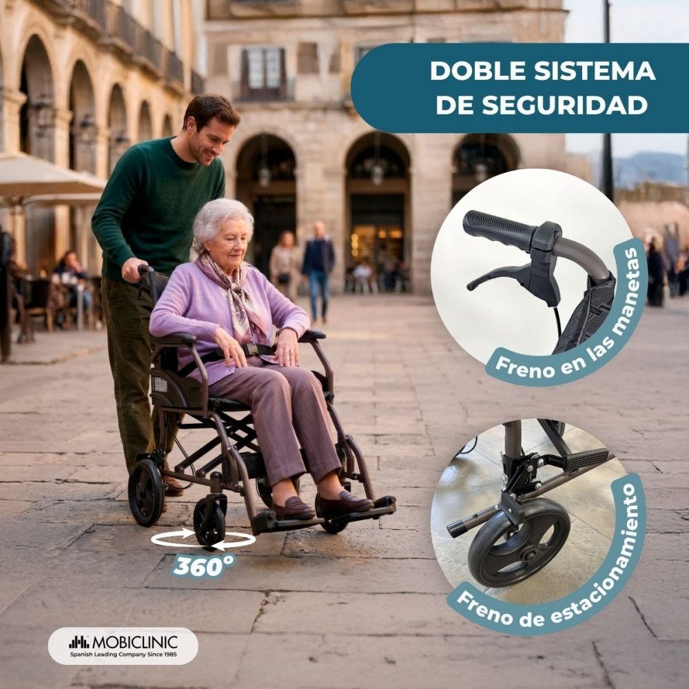 Un hombre empuja a una anciana en silla de ruedas por la ciudad. Primeros planos de frenos.