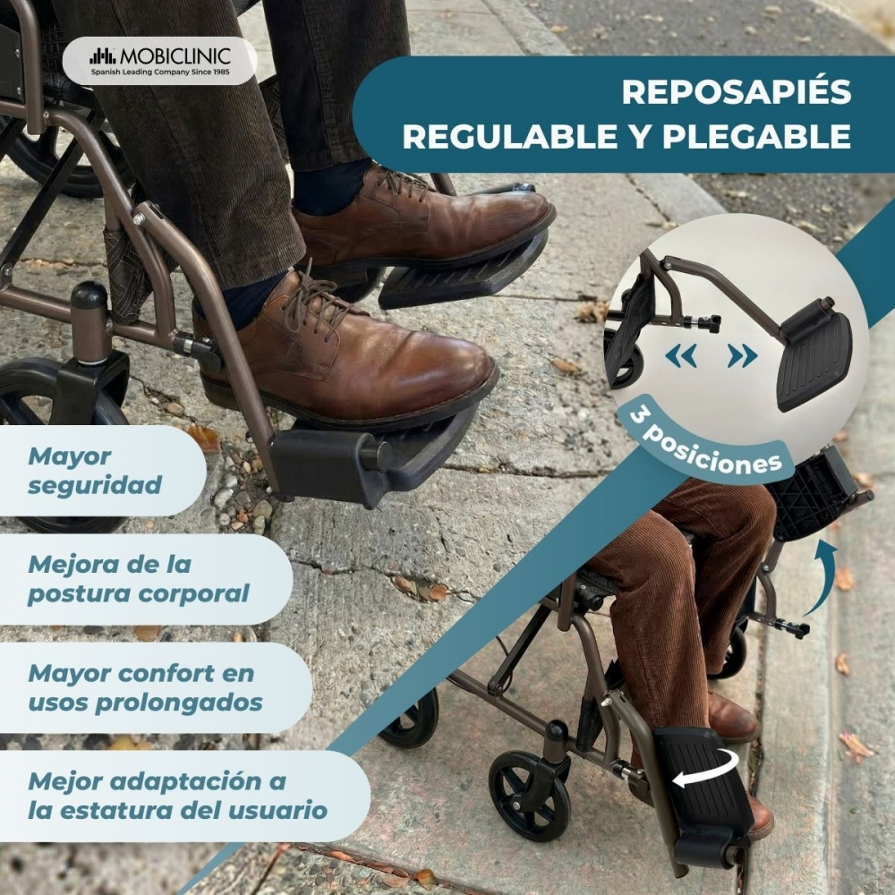 Un hombre sentado en silla de ruedas, con los pies en reposapiés ajustables.
