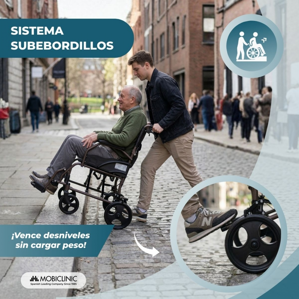 Un joven empuja a un anciano en silla de ruedas por una calle.